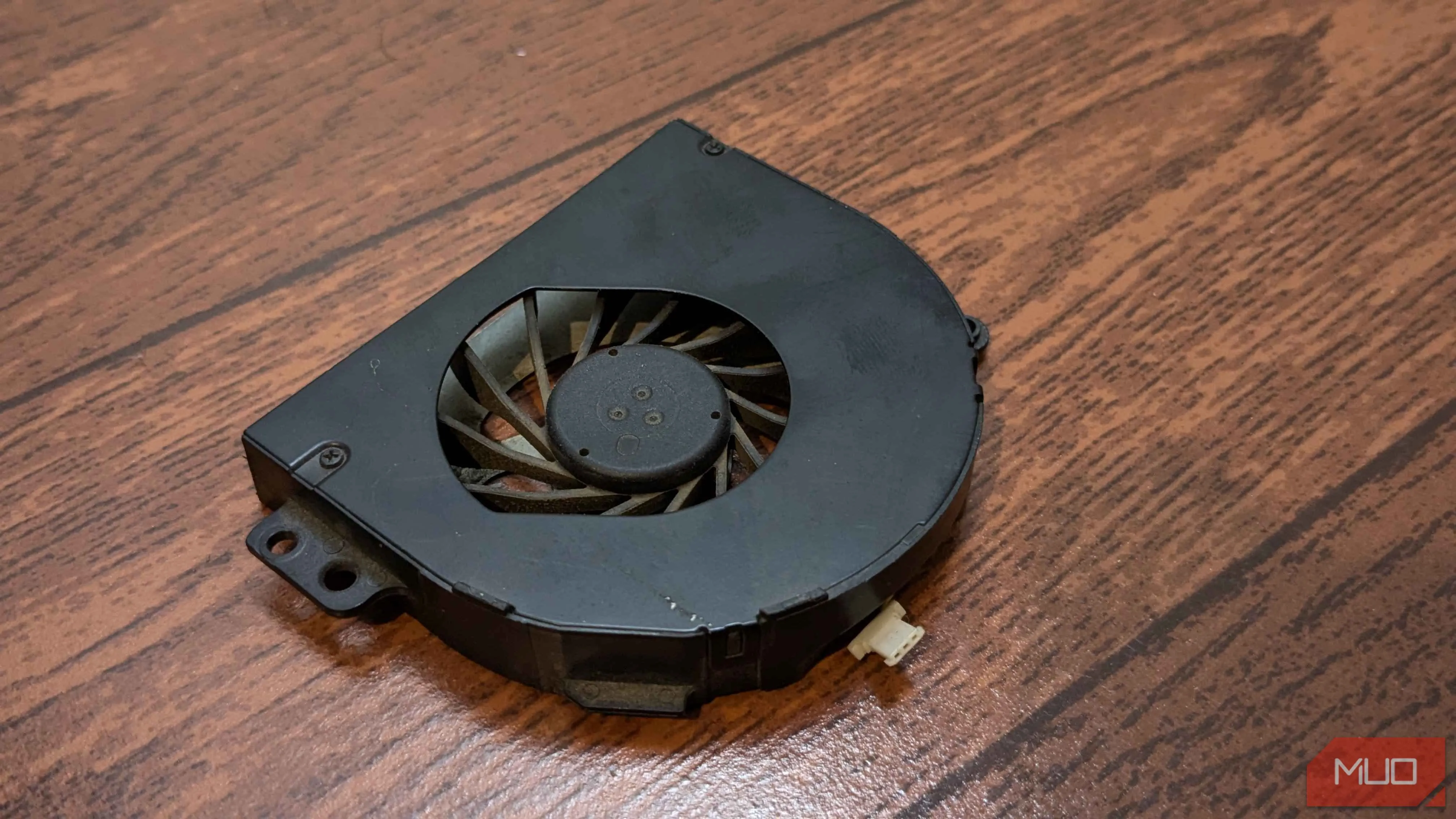 Quạt tản nhiệt của laptop đặt trên bàn, sẵn sàng để thay thế cho quạt cũ bị hỏng hoặc gây tiếng ồn lớn