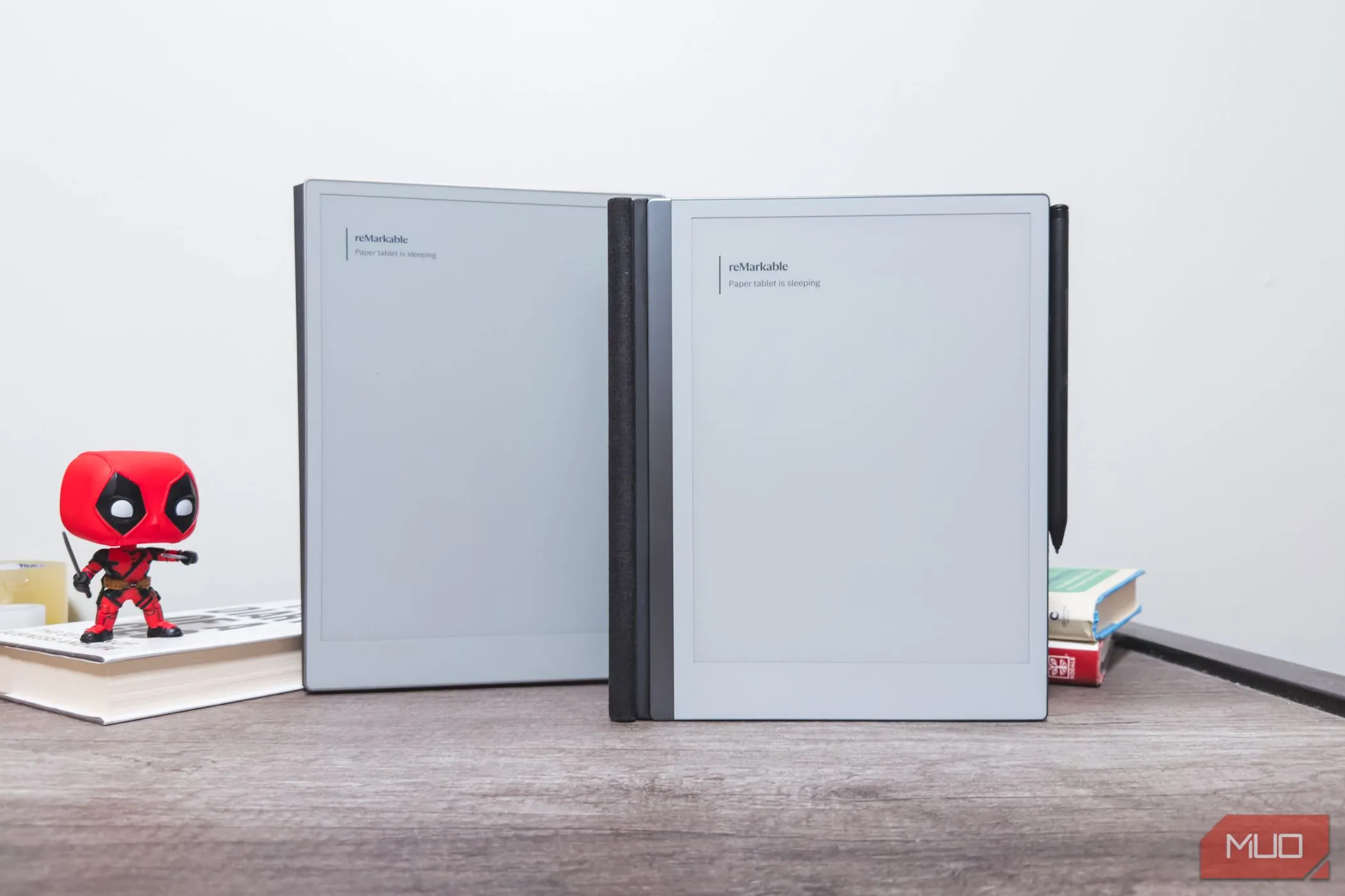 reMarkable Paper Pro và reMarkable 2 đặt cạnh nhau ở chế độ chờ, thể hiện sự đơn giản của giao diện