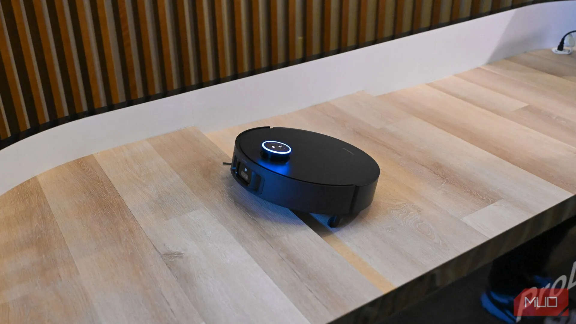 Robot hút bụi Dreame X50 sử dụng hệ thống ProLeap vượt qua ngưỡng cửa tại CES 2025