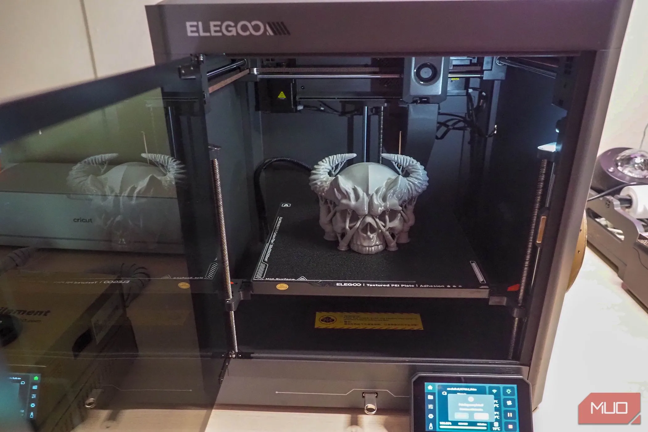 Sản phẩm in 3D hình hộp sọ hoàn thiện từ máy Elegoo Centauri Carbon, thể hiện chất lượng bề mặt