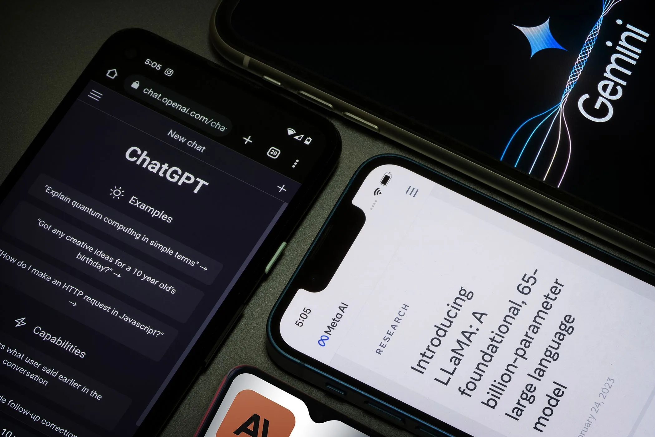 So sánh các giao diện trợ lý AI như Meta AI, ChatGPT và Google Gemini trên màn hình điện thoại thông minh
