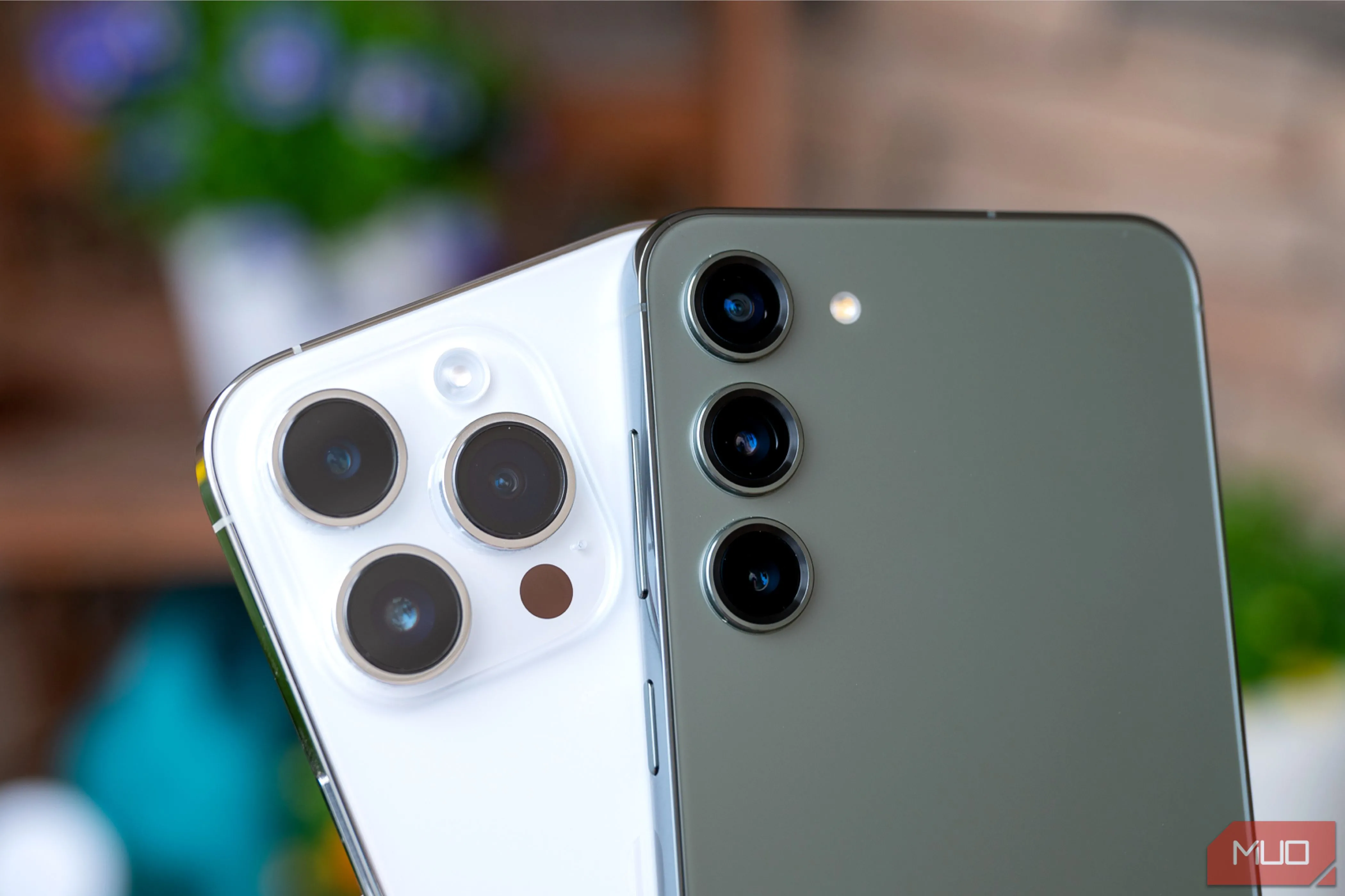 So sánh camera sau của Samsung Galaxy S23+ chạy Android và Apple iPhone 14 Pro, minh họa sự khác biệt nền tảng