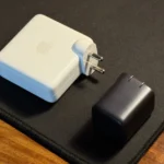 So sánh kích thước bộ sạc điện thoại nhỏ gọn và adapter MacBook lớn, minh họa sự khác biệt công suất