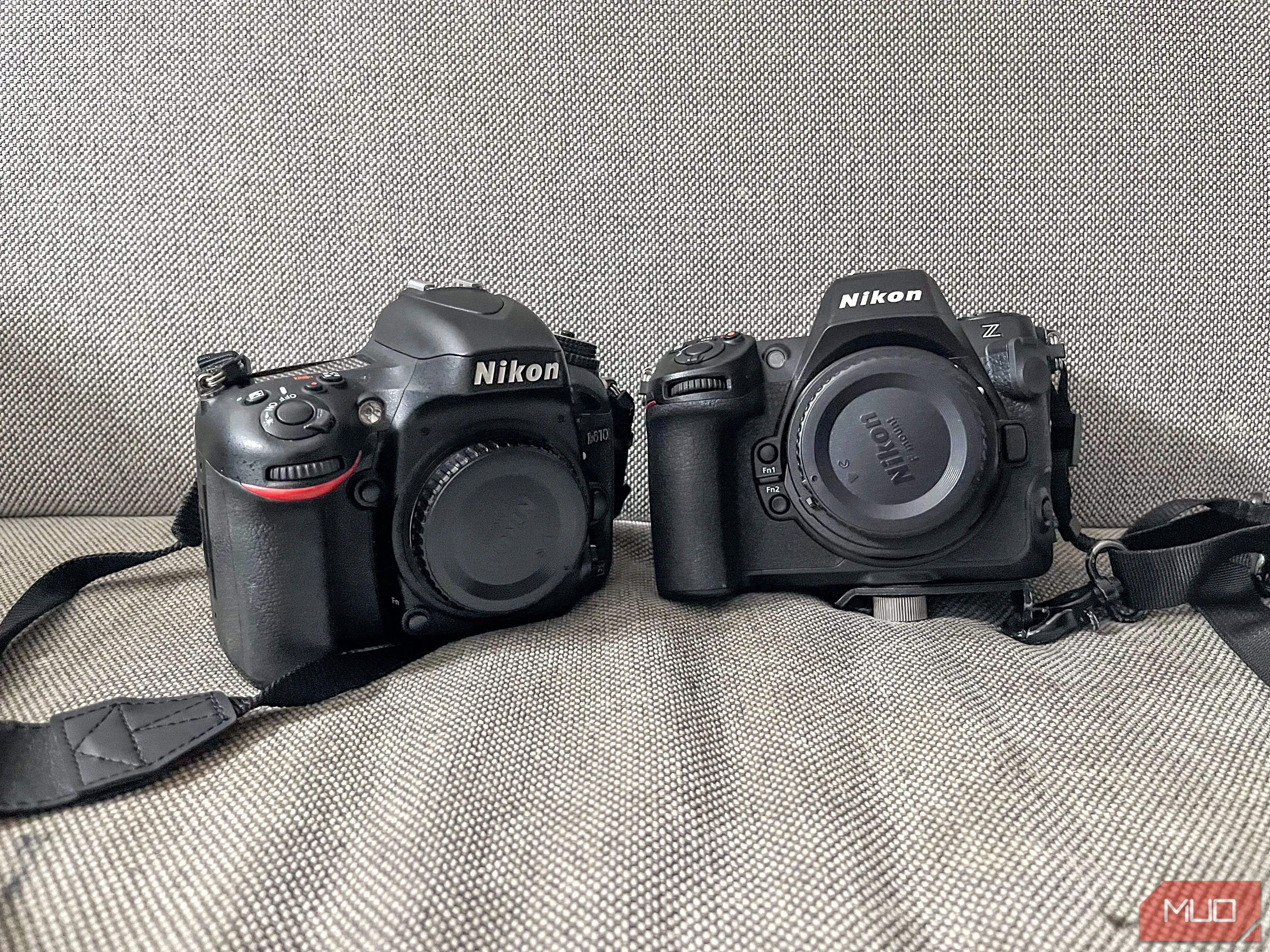 So sánh kích thước giữa một máy ảnh DSLR và một máy ảnh mirrorless, cho thấy sự khác biệt về thân máy nhưng tổng thể có thể tương đương khi gắn ống kính.