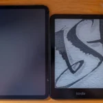 So sánh kích thước Kindle Paperwhite Signature Edition và iPad mini, cho thấy sự khác biệt giữa máy đọc sách chuyên dụng và tablet thông thường.