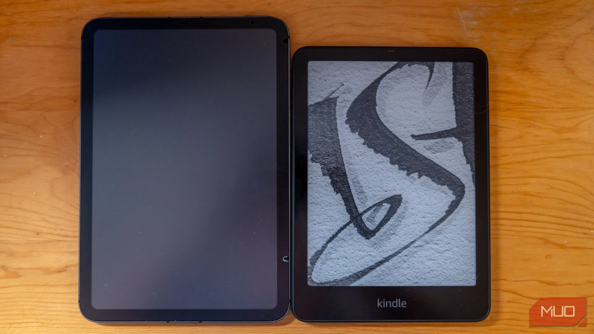So sánh kích thước Kindle Paperwhite Signature Edition và iPad mini, cho thấy sự khác biệt giữa máy đọc sách chuyên dụng và tablet thông thường.