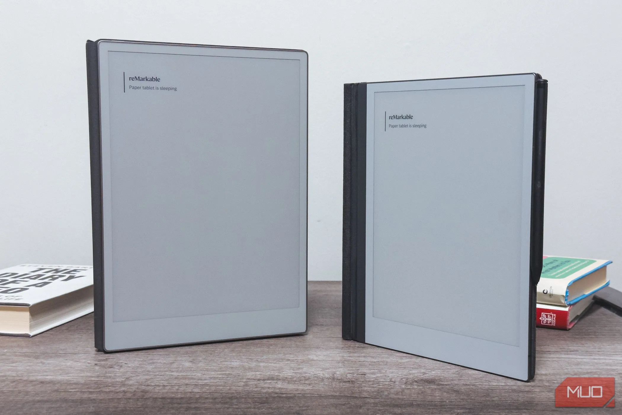 So sánh kích thước reMarkable Paper Pro lớn hơn đáng kể so với reMarkable 2 trên bàn gỗ