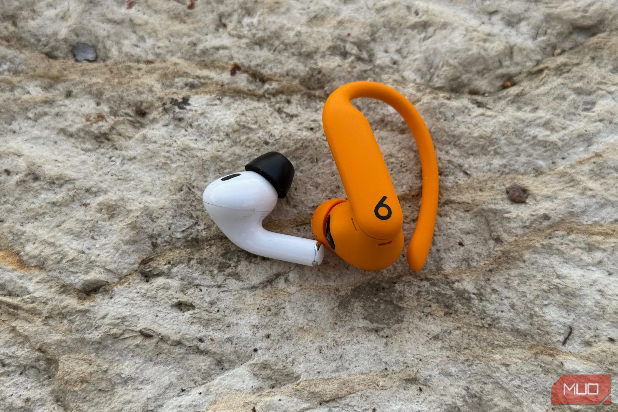 So sánh kích thước và thiết kế của AirPods Pro 2 và Powerbeats Pro 2