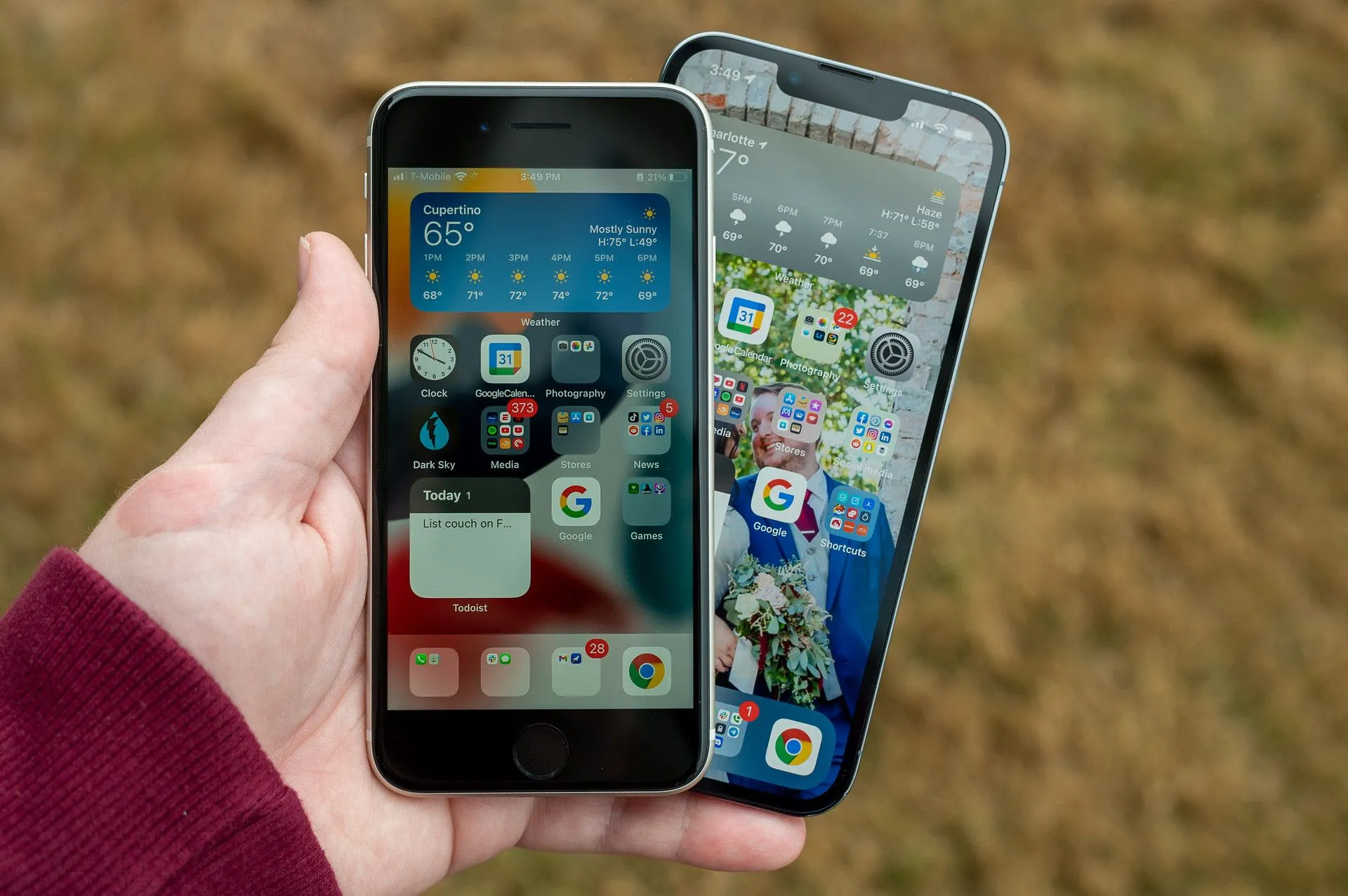 So sánh kích thước và thiết kế giữa iPhone SE 2022 và iPhone 13 Pro, minh họa vấn đề tương thích thiết bị của Apple Intelligence.