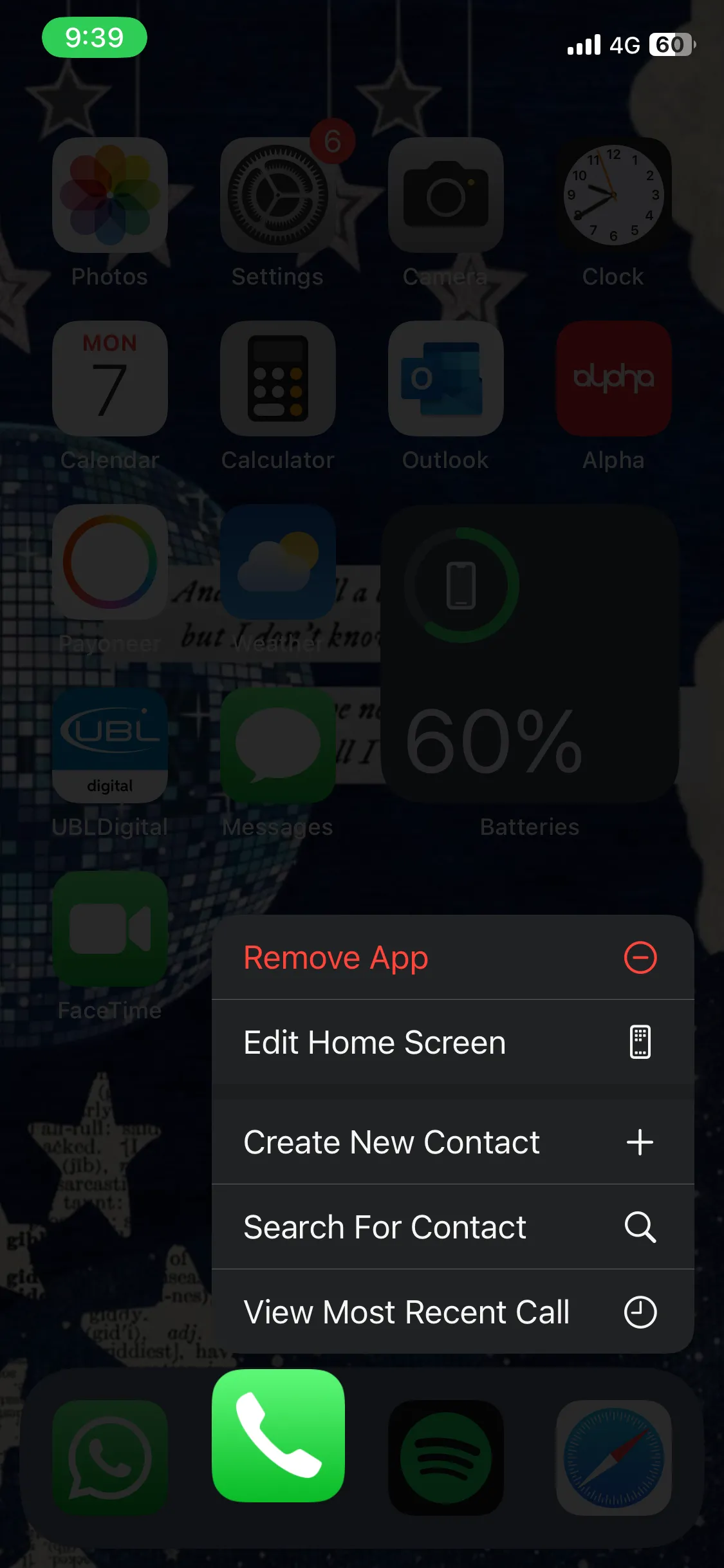 So sánh menu ngữ cảnh ứng dụng Điện thoại trên iPhone với Giảm độ trong suốt bật và tắt, minh họa sự khác biệt giao diện.
