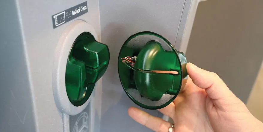 Sự khác biệt giữa thiết bị skimming thẻ và đầu đọc thẻ ATM thật