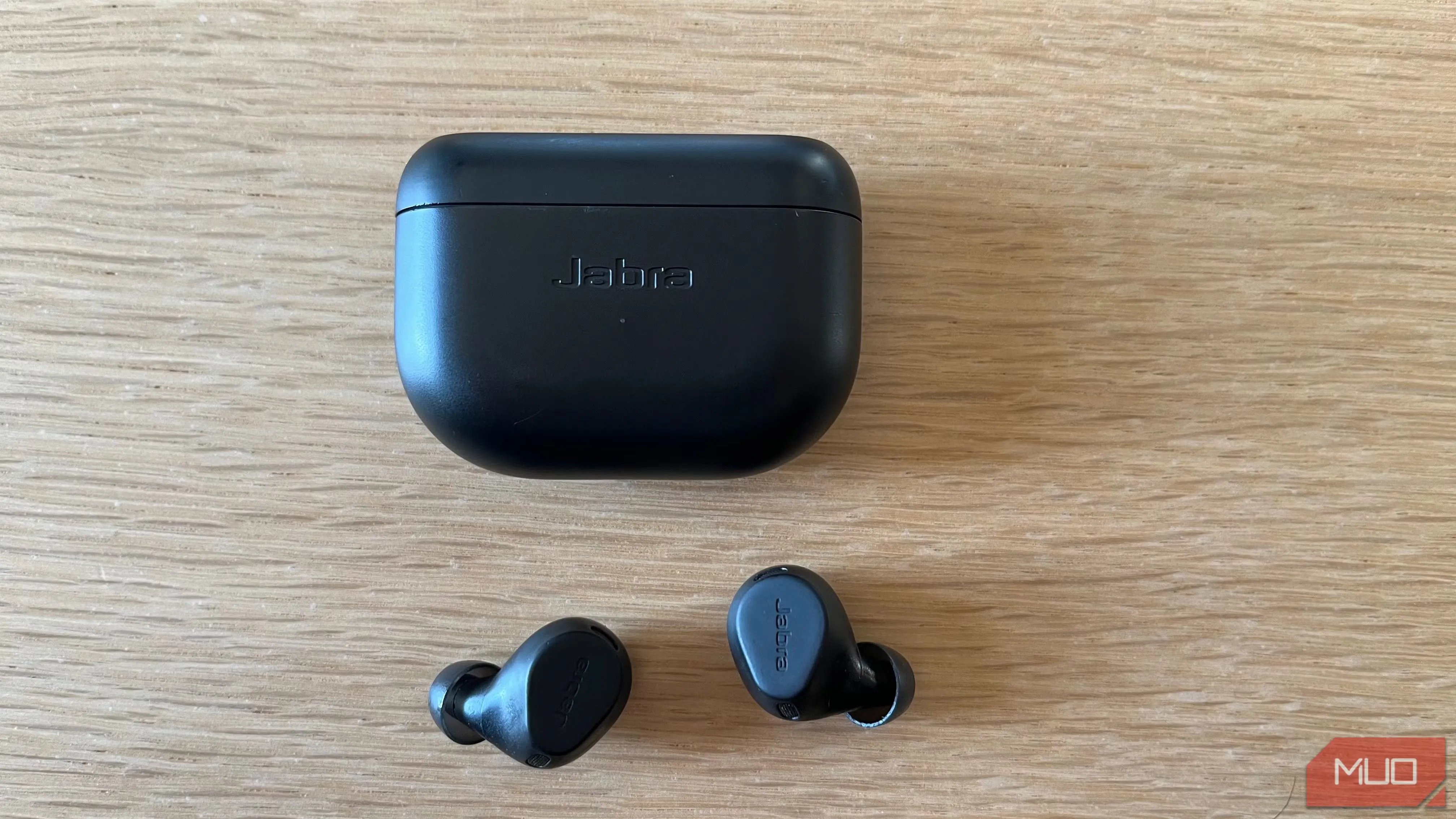 Tai nghe không dây Jabra Elite 8 Active trên bàn gỗ, lý tưởng cho việc chống ồn khi làm việc