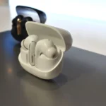 Tai nghe Xiaomi Buds 5 Pro Wi-Fi với thiết kế hộp sạc và tai nghe màu trắng, trưng bày tại sự kiện MWC 2025.