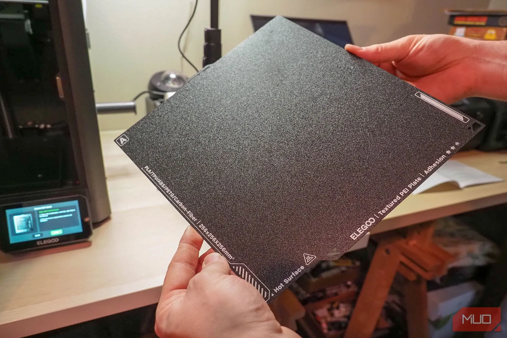 Tấm bàn in hai mặt PEI của Elegoo Centauri Carbon, một mặt dành riêng cho vật liệu PLA