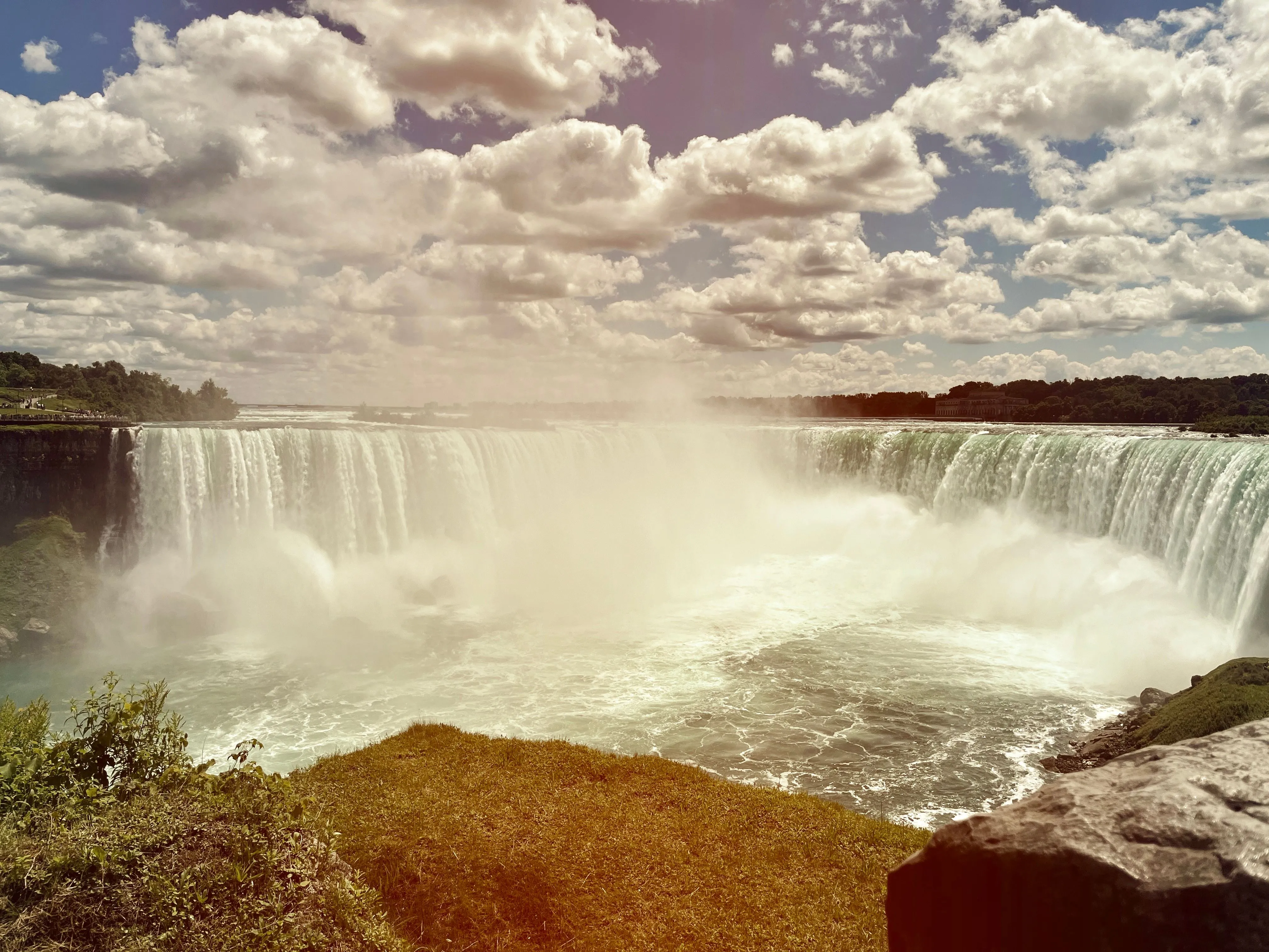 Thác Niagara được biến hóa thành tác phẩm nghệ thuật sáng tạo với hiệu ứng AI trong Photoleap