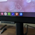 Thanh tác vụ hiển thị rõ trên giao diện Samsung DeX, minh họa sự hiện diện mặc định có thể gây xao nhãng.