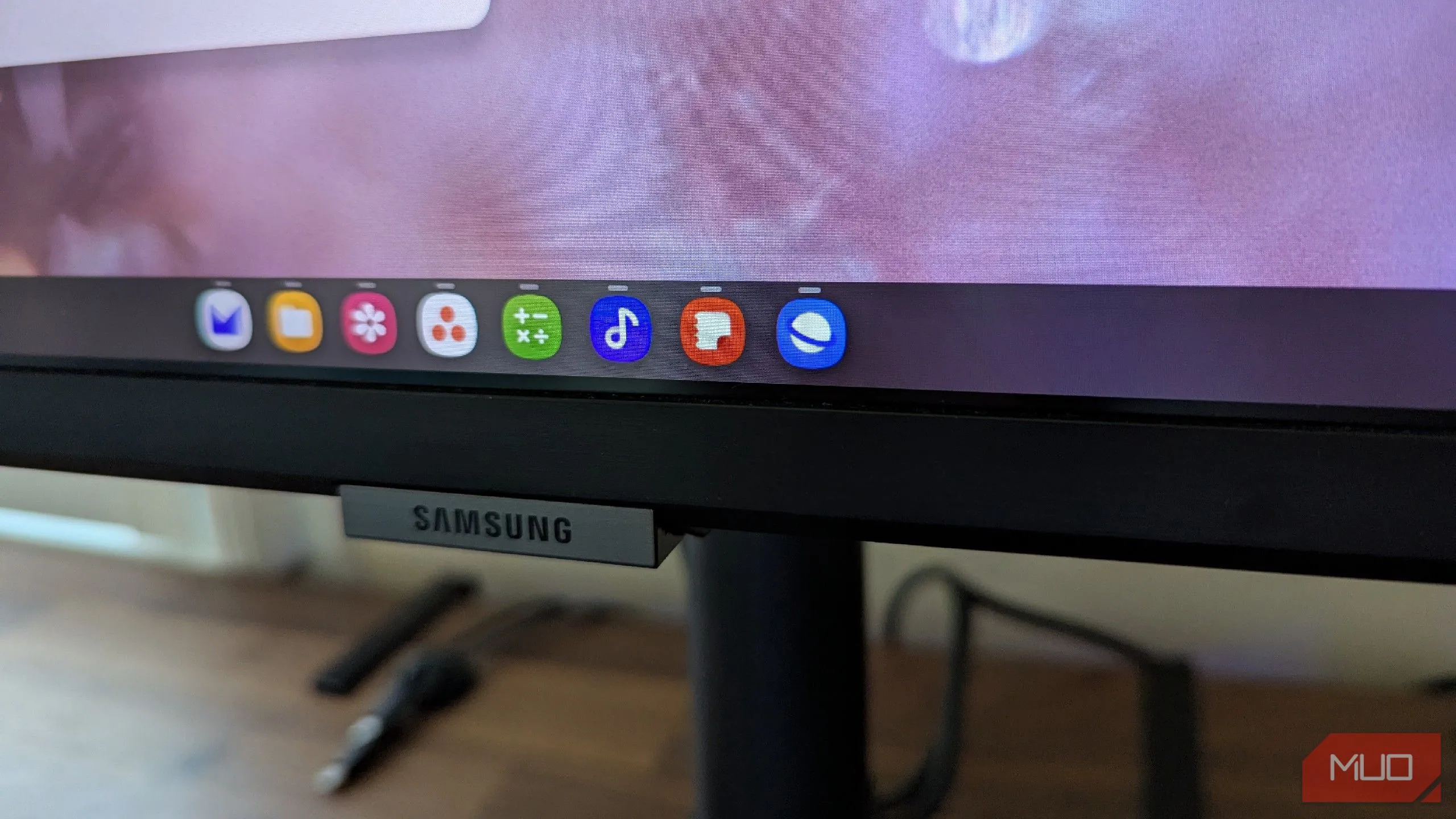 Thanh tác vụ hiển thị rõ trên giao diện Samsung DeX, minh họa sự hiện diện mặc định có thể gây xao nhãng.