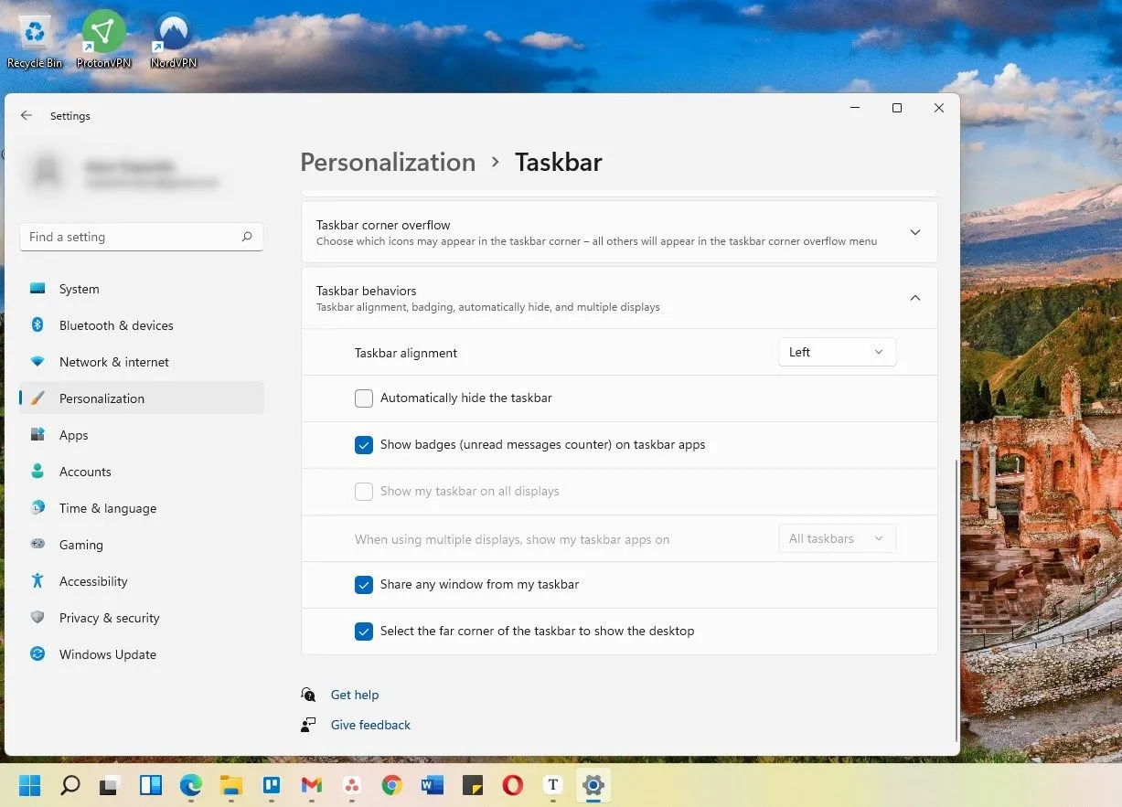 Thanh Taskbar Windows 11 với các biểu tượng được căn chỉnh về phía bên trái giống Windows 10 quen thuộc