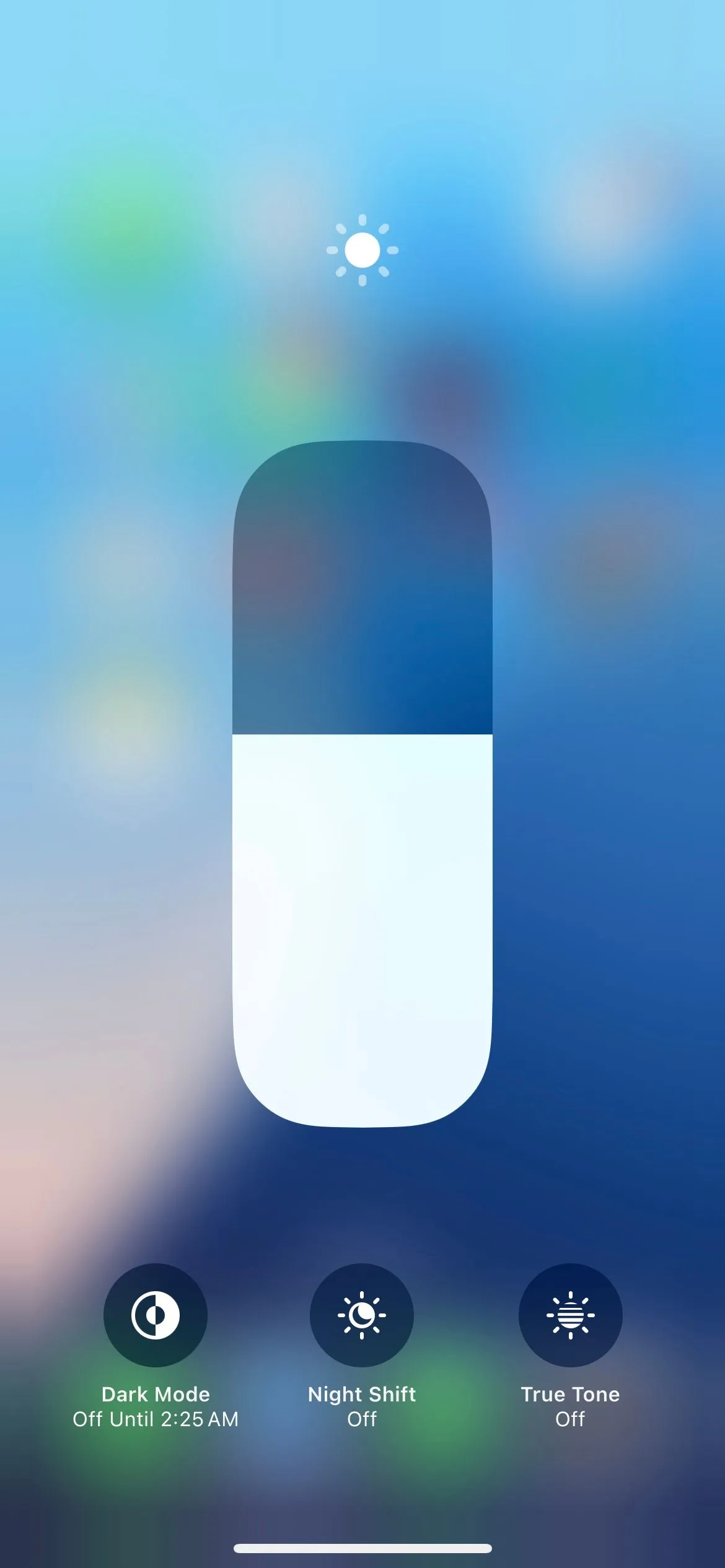 Thanh trượt điều chỉnh độ sáng màn hình hiển thị trong Trung tâm điều khiển iPhone