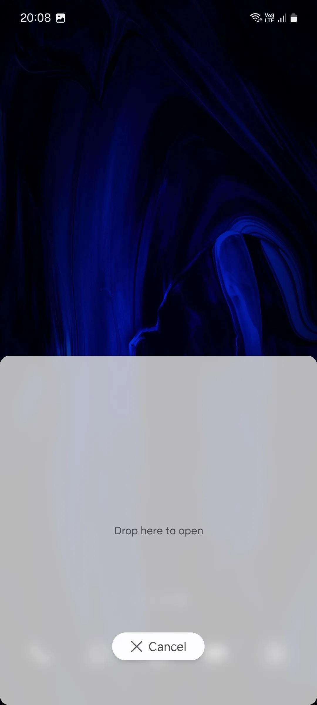 Thao tác kéo thông báo xuống cạnh màn hình để mở chế độ chia đôi trên điện thoại Samsung