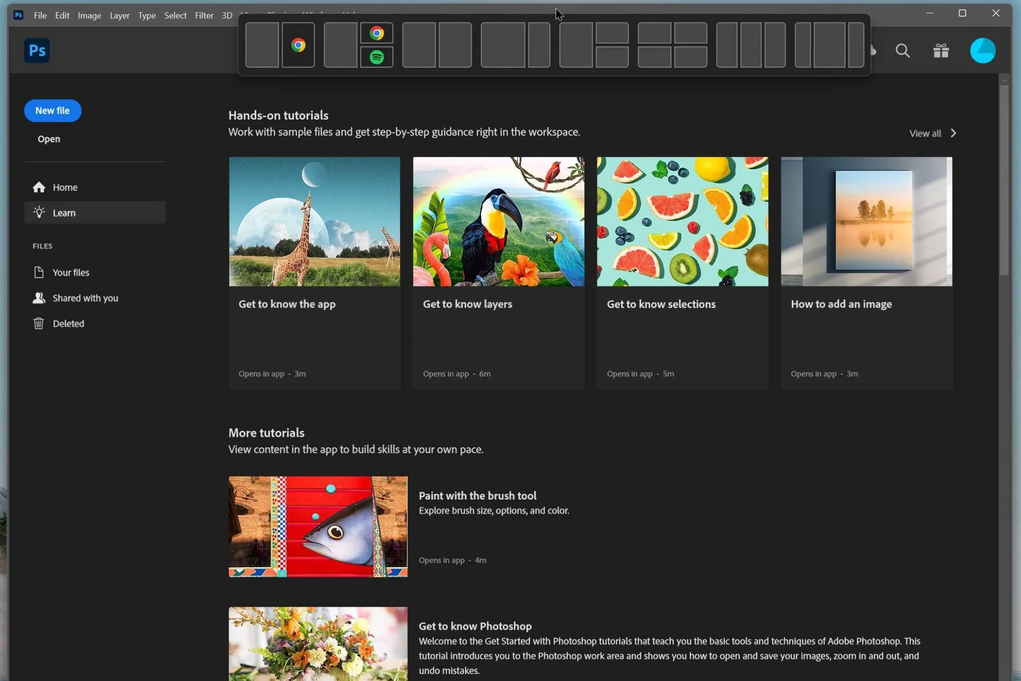 Thao tác kéo ứng dụng Photoshop lên đỉnh màn hình để kích hoạt trình chọn bố cục Snap Layouts trên Windows.