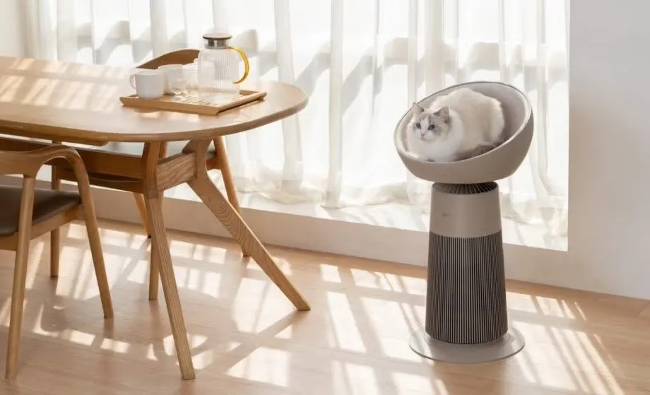 Tháp lọc không khí LG AeroCat Tower kết hợp chỗ ngủ thoải mái cho mèo cưng.
