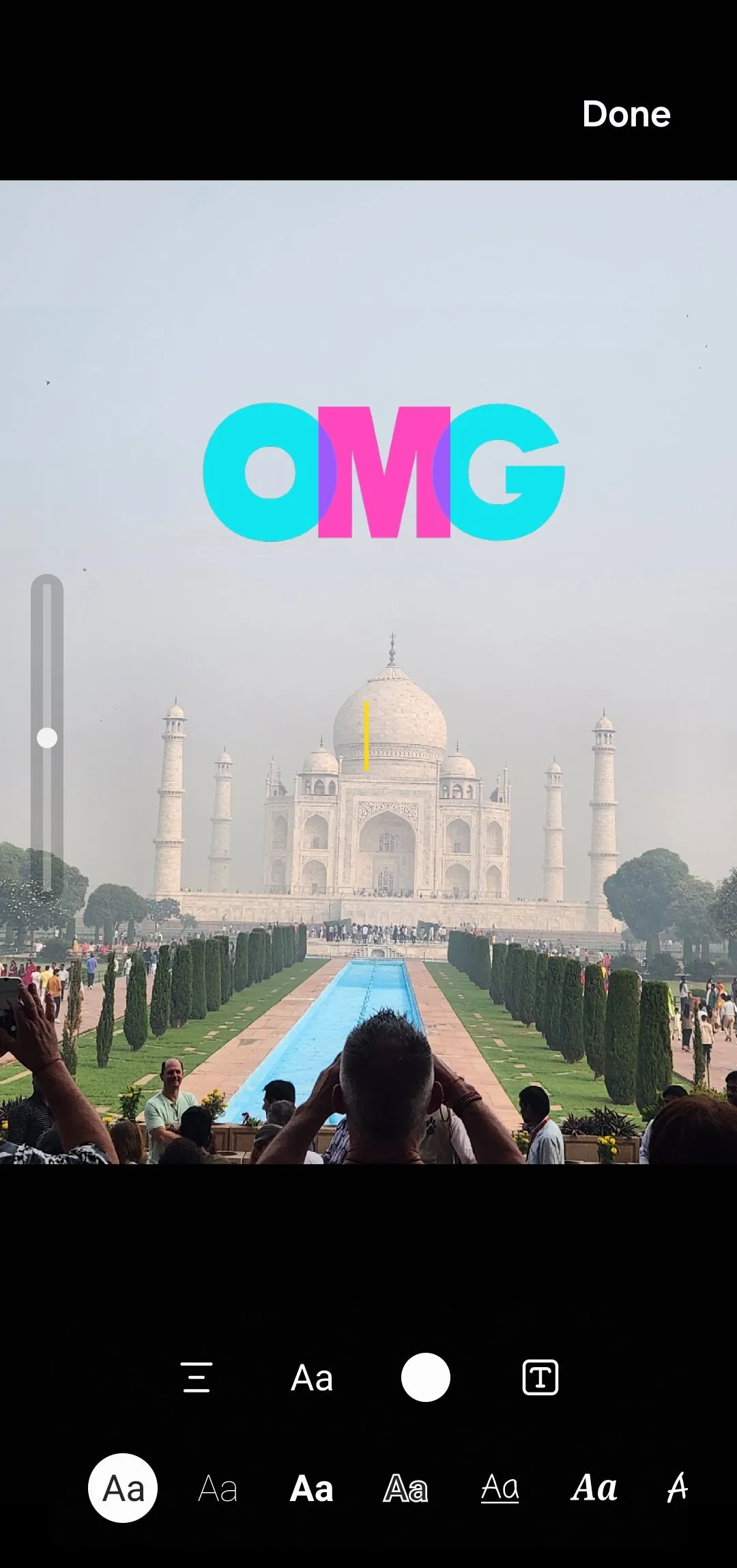 Thêm sticker &quot;OMG&quot; vào ảnh Đền Taj Mahal bằng trình chỉnh sửa ảnh Samsung Gallery.