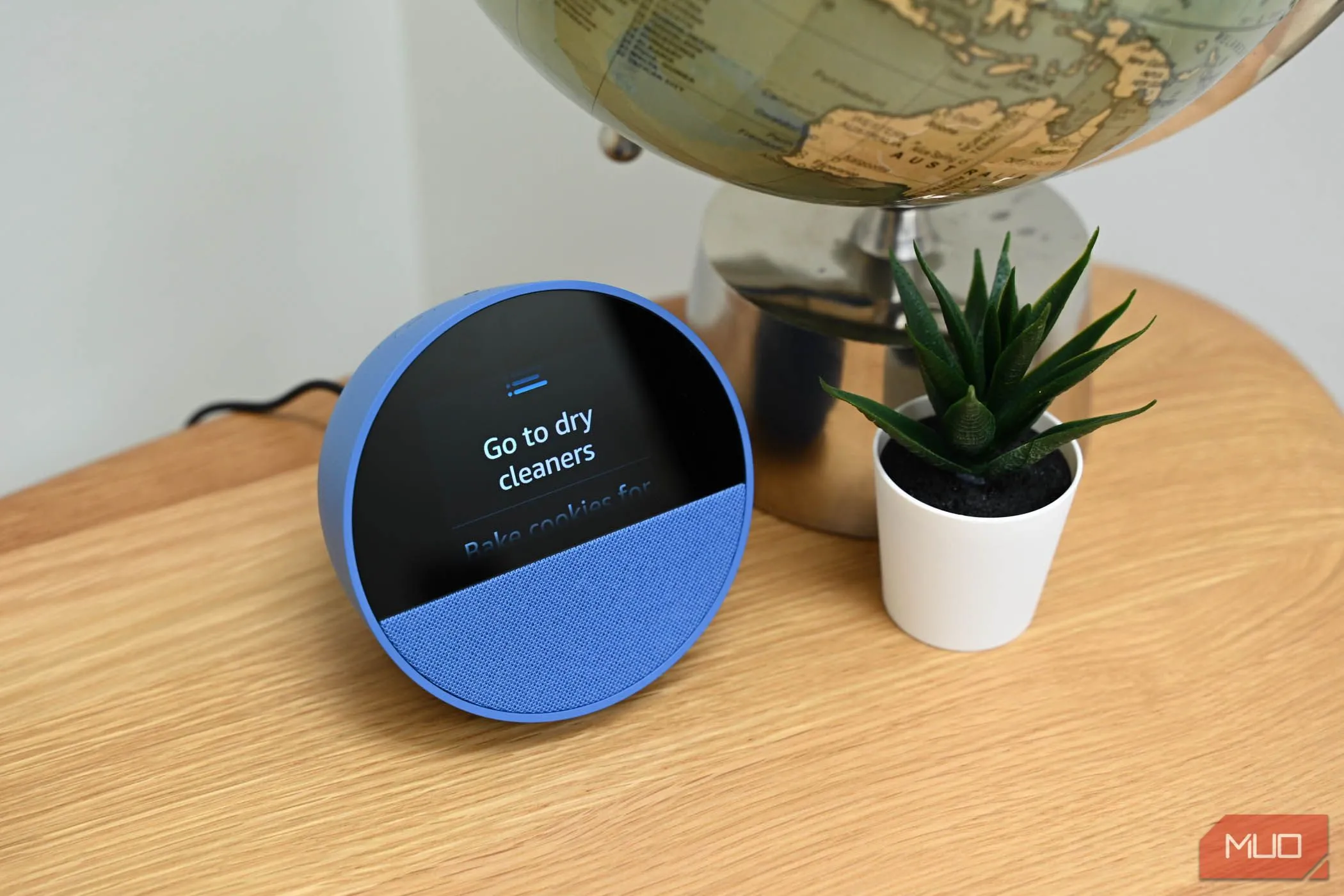 Thiết bị Amazon Echo Spot hiển thị giao diện, minh họa cho việc Alexa luôn lắng nghe