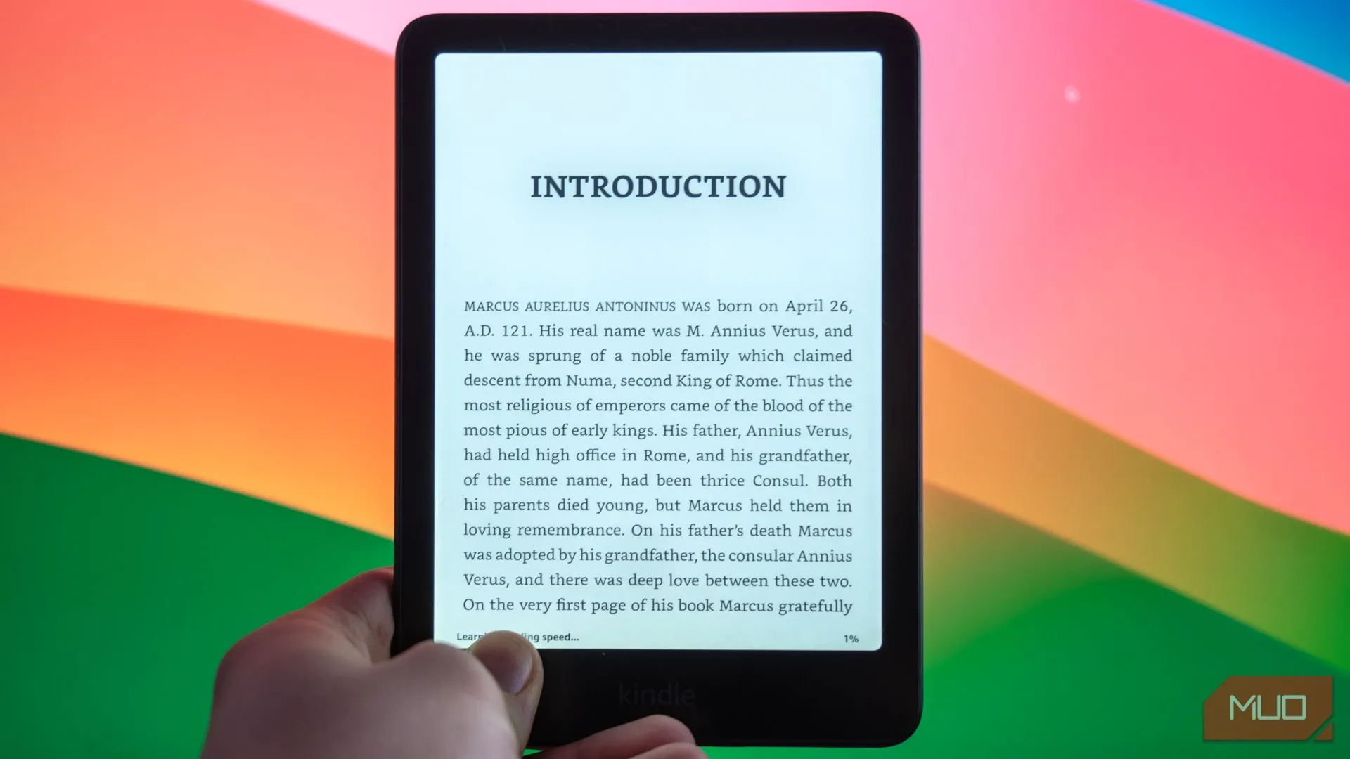 Thiết bị Amazon Kindle Paperwhite Signature Edition trên bàn làm việc, biểu tượng của khả năng đọc sách điện tử miễn phí với Prime Reading và Amazon First Reads.
