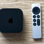 Thiết bị Apple TV 4K và điều khiển từ xa, minh họa cho khả năng AirPlay với iPhone