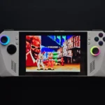 Thiết bị chơi game cầm tay ASUS ROG Ally hiển thị game Super Street Fighter II đang chạy qua phần mềm giả lập RetroArch