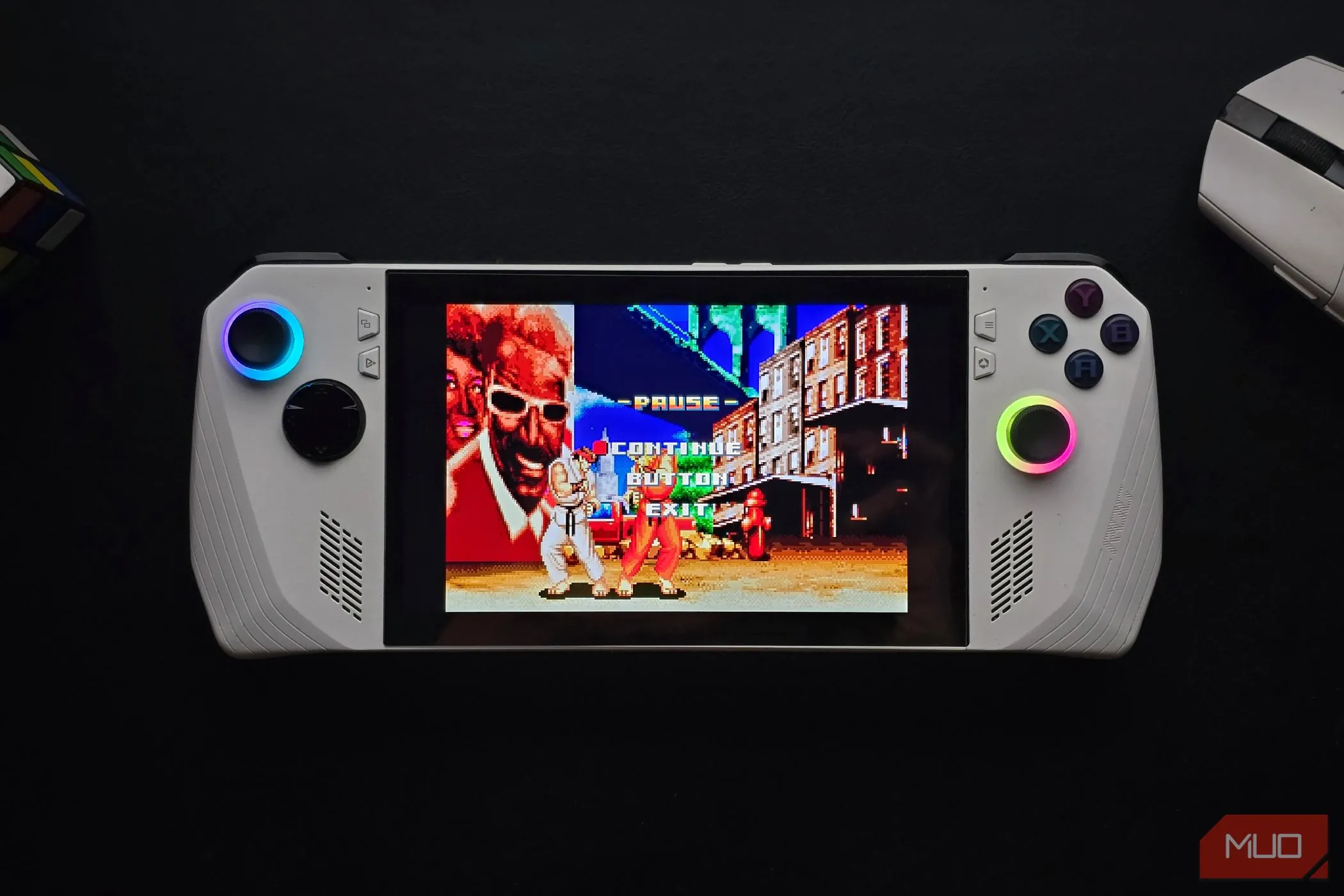 Thiết bị chơi game cầm tay ASUS ROG Ally hiển thị game Super Street Fighter II đang chạy qua phần mềm giả lập RetroArch