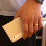 Thiết bị E-Ink Onyx Boox Palma 2 được cầm gần túi áo quần, thể hiện tính di động và kích thước nhỏ gọn