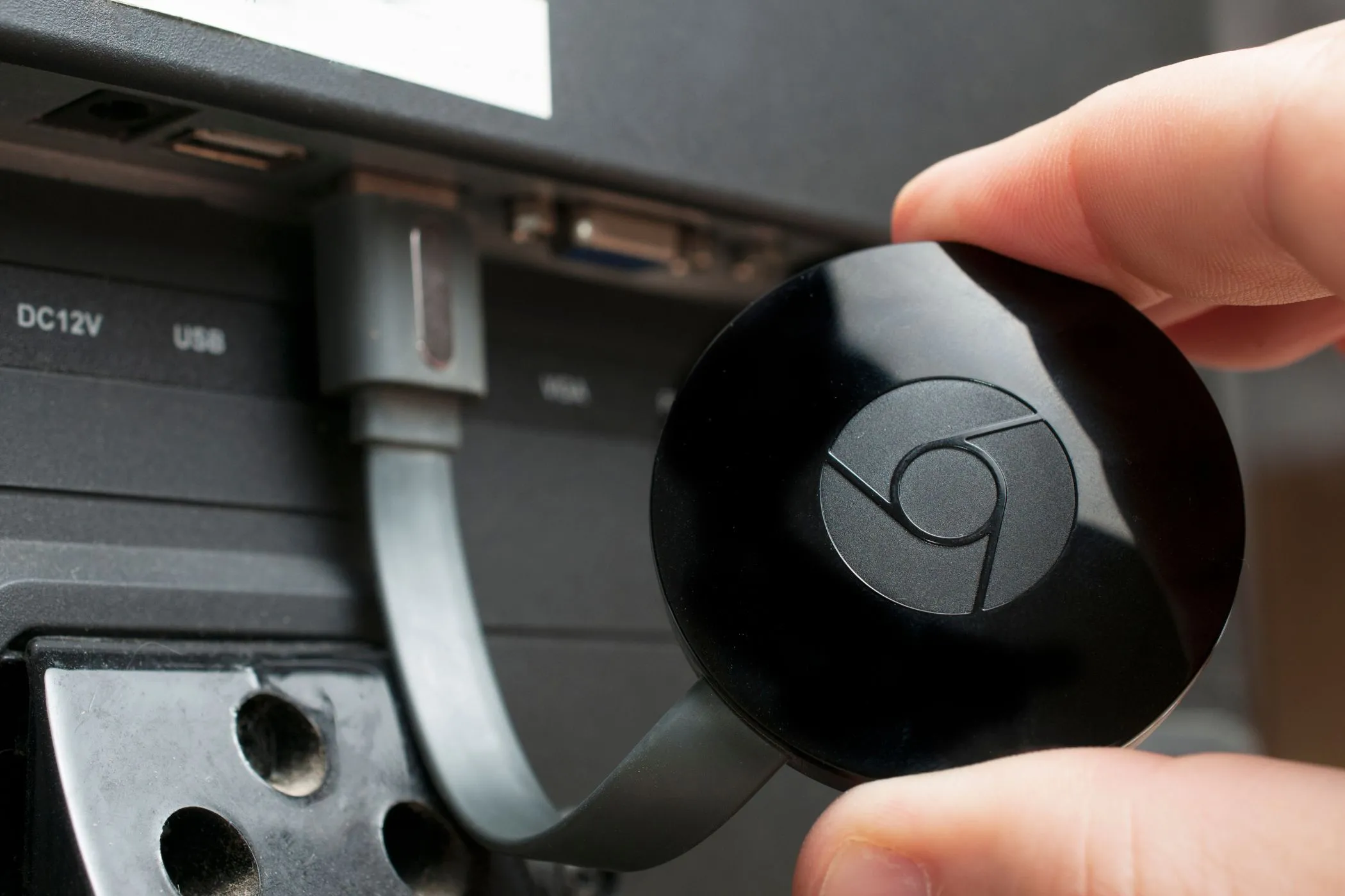 Thiết bị Google Chromecast được cắm vào cổng HDMI của TV, sẵn sàng truyền nội dung