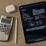 Thiết bị học tập hiện đại bao gồm iPad, máy tính, Apple Pencil và AirPods trên bàn, biểu tượng của không gian làm việc hiệu quả và tập trung
