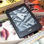 Thiết bị Kindle trên nền sách vật lý, biểu trưng cho quyền sở hữu và quản lý sách điện tử