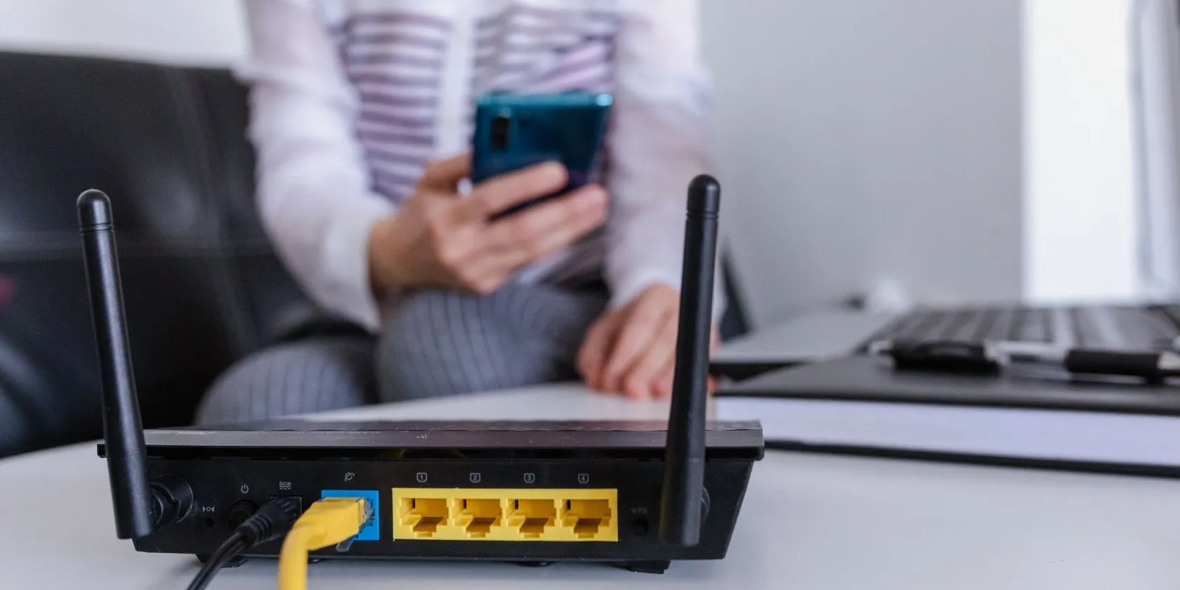 Thiết bị router Wi-Fi đang hoạt động trong môi trường gia đình