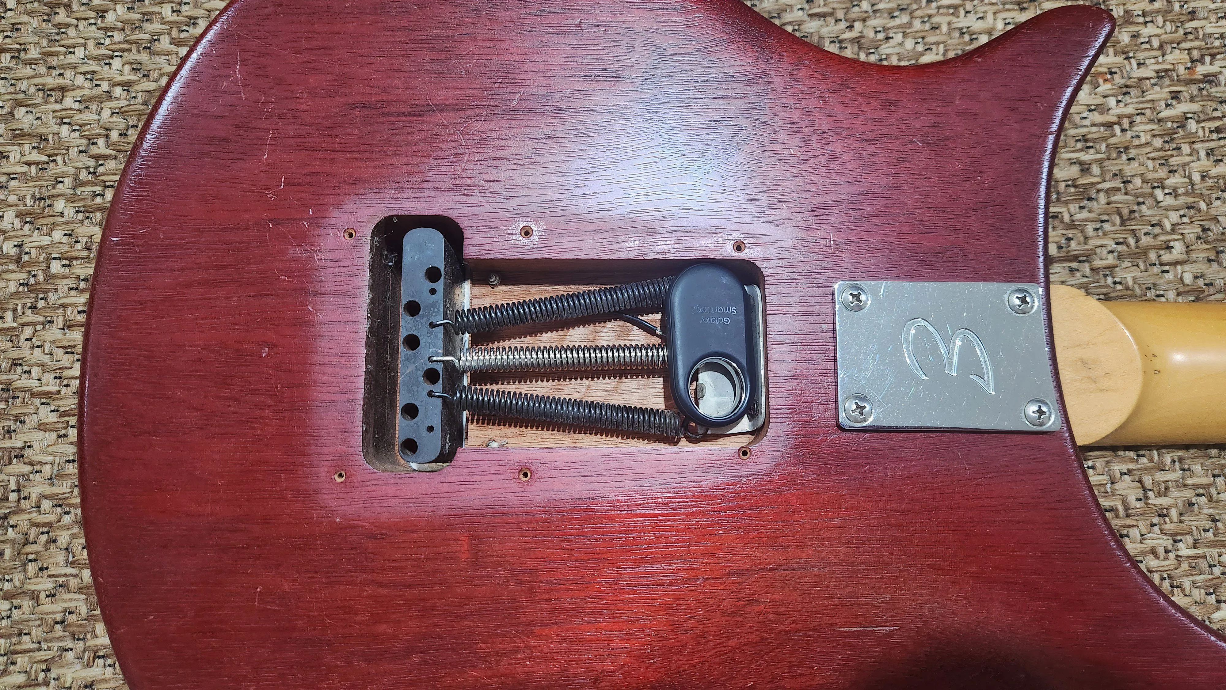 Thiết bị theo dõi AirTag được đặt bên trong thùng đàn guitar