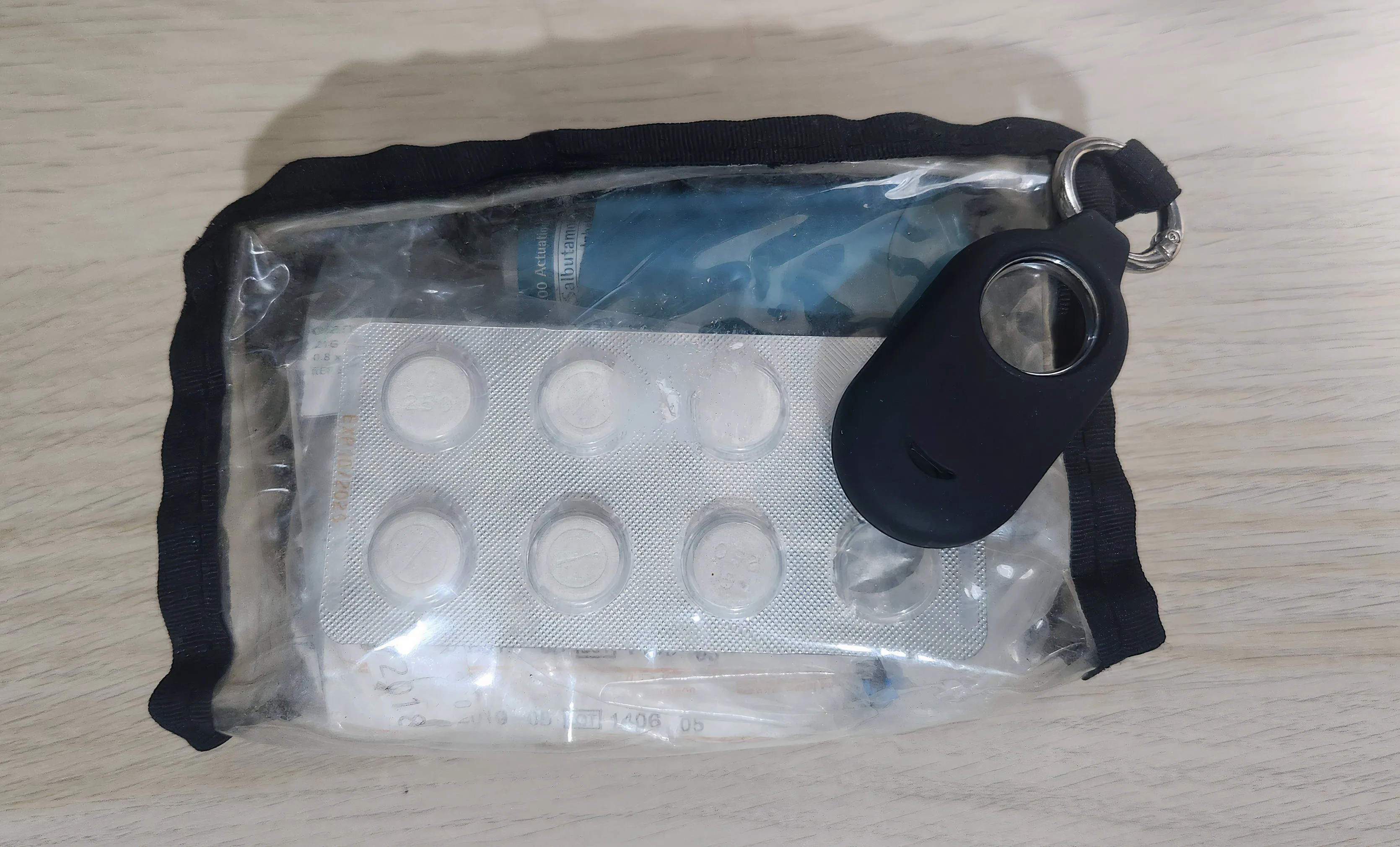 Thiết bị theo dõi AirTag được gắn vào túi đựng thuốc y tế