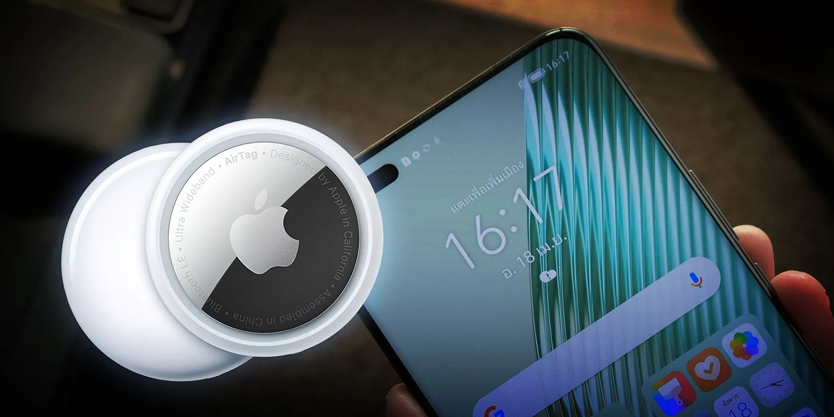Thiết bị theo dõi Apple AirTag cạnh điện thoại Android, minh họa tính năng Google Find Nearby phát hiện thiết bị theo dõi ẩn.
