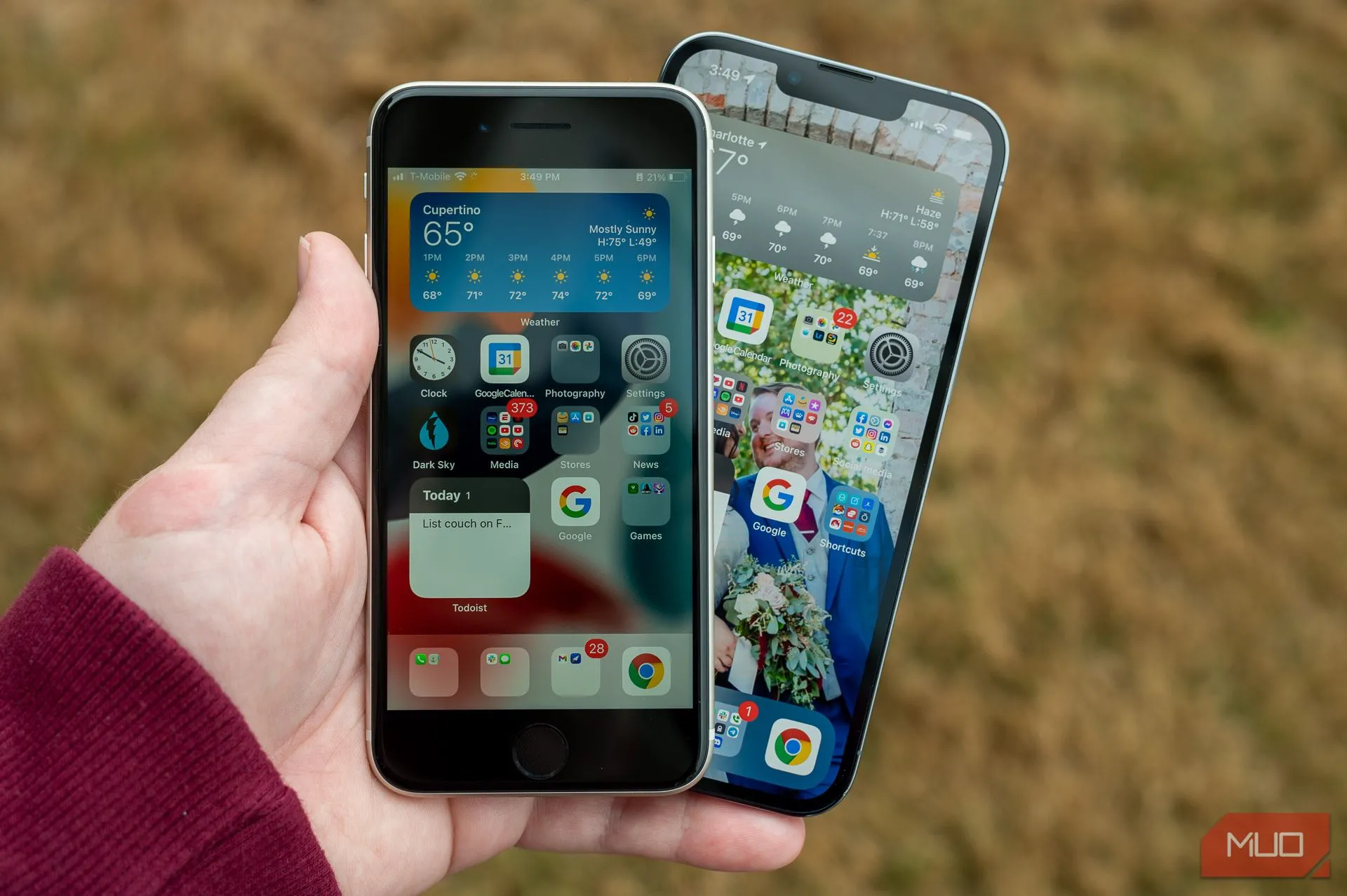 Thiết kế cổ điển của iPhone SE 2022 với nút Home vật lý và viền màn hình dày