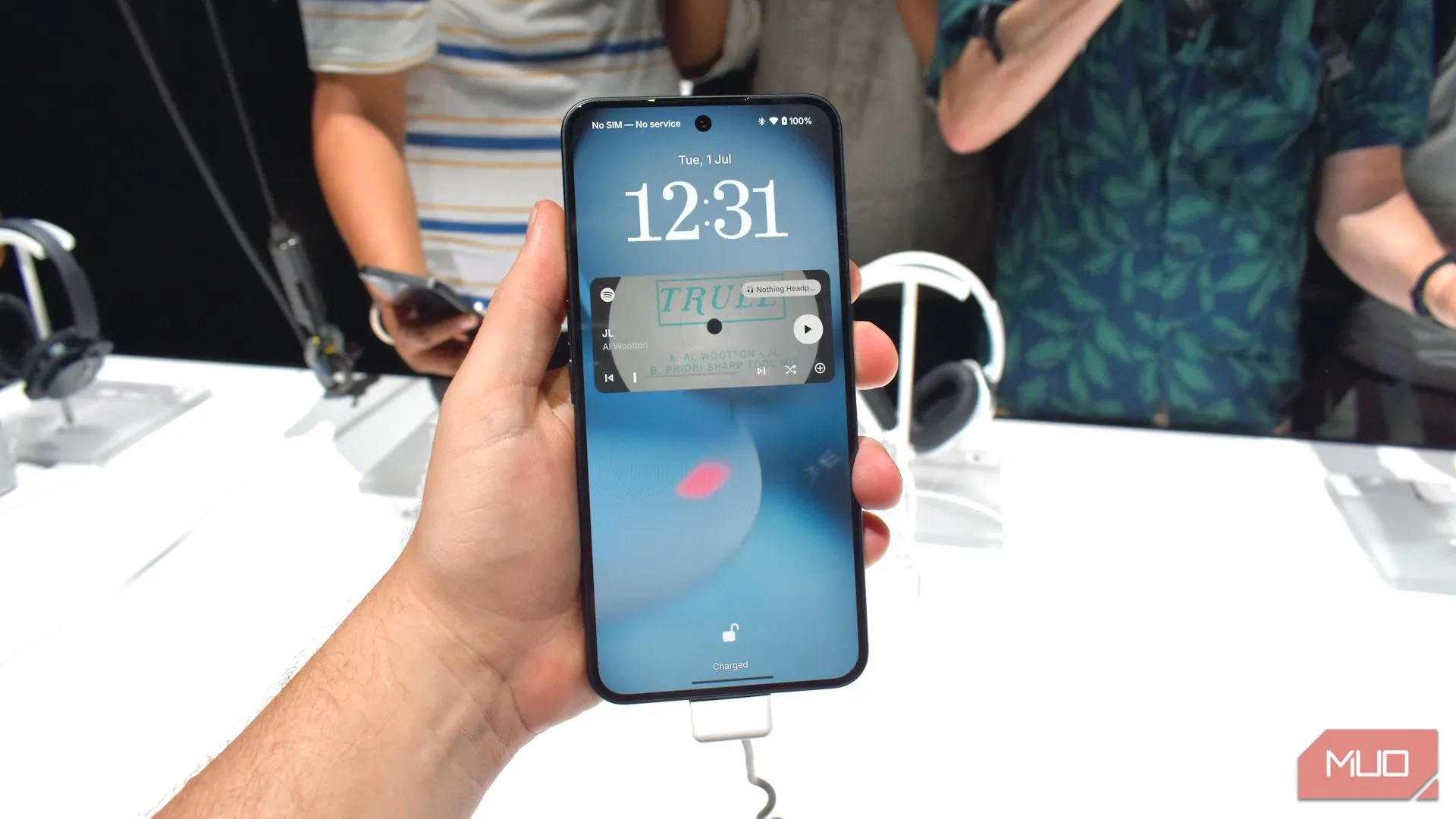Thiết kế mặt trước Nothing Phone (3) với màn hình hiển thị sống động khi cầm trên tay.