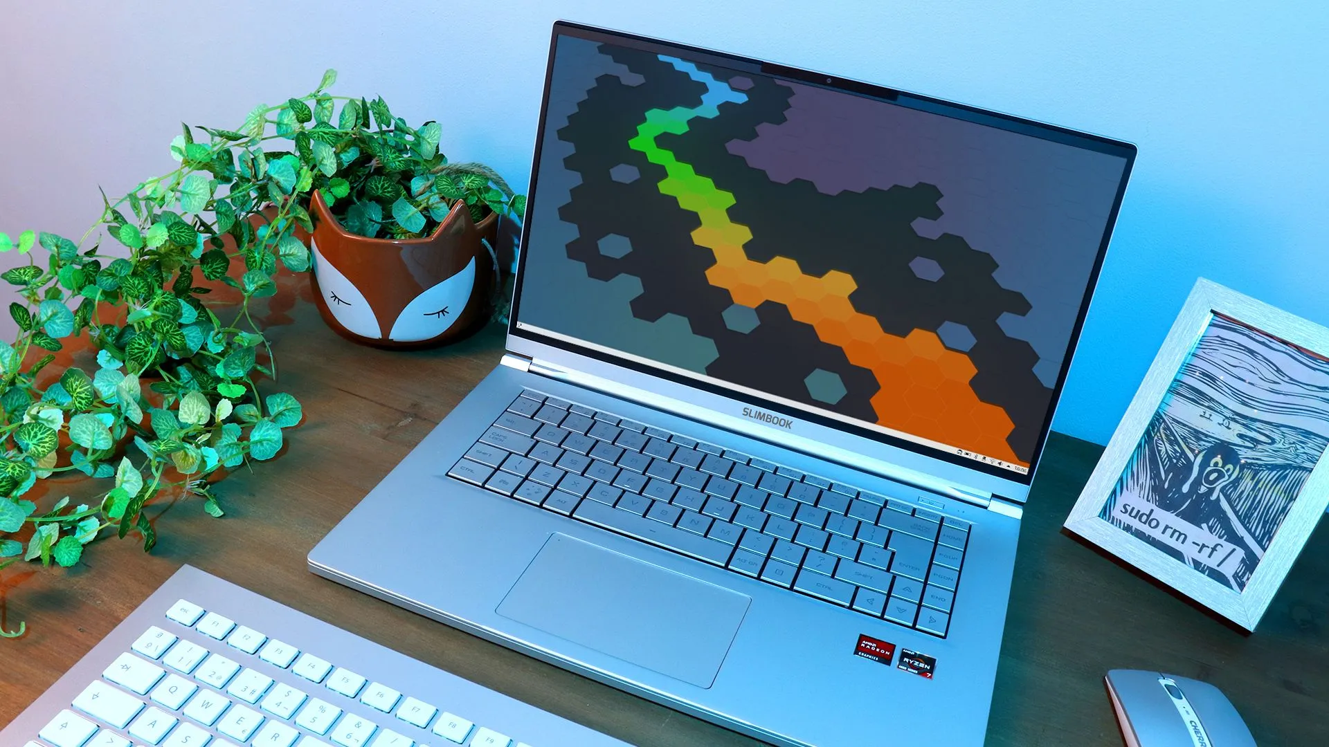 Thiết kế siêu mỏng của một chiếc laptop Slimbook KDE thể hiện sự hạn chế về không gian tản nhiệt