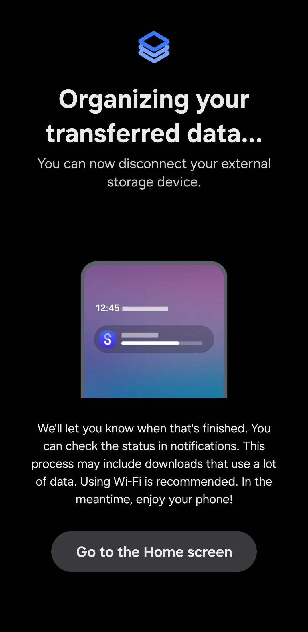 Thông báo &quot;Đang sắp xếp dữ liệu&quot; hiển thị trên điện thoại Samsung trong quá trình khôi phục Secure Folder.