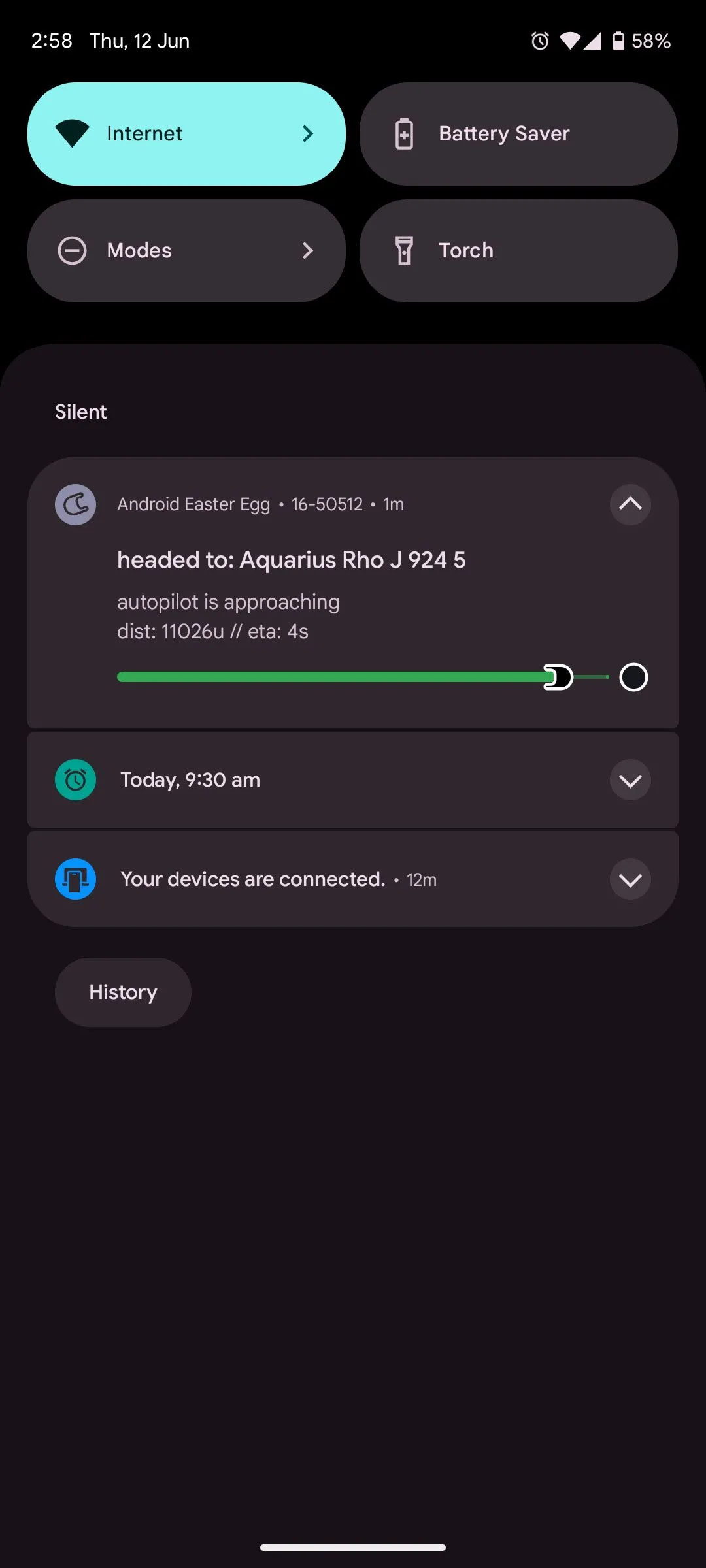 Thông báo easter egg của Android 16 hiển thị trên màn hình điện thoại Pixel