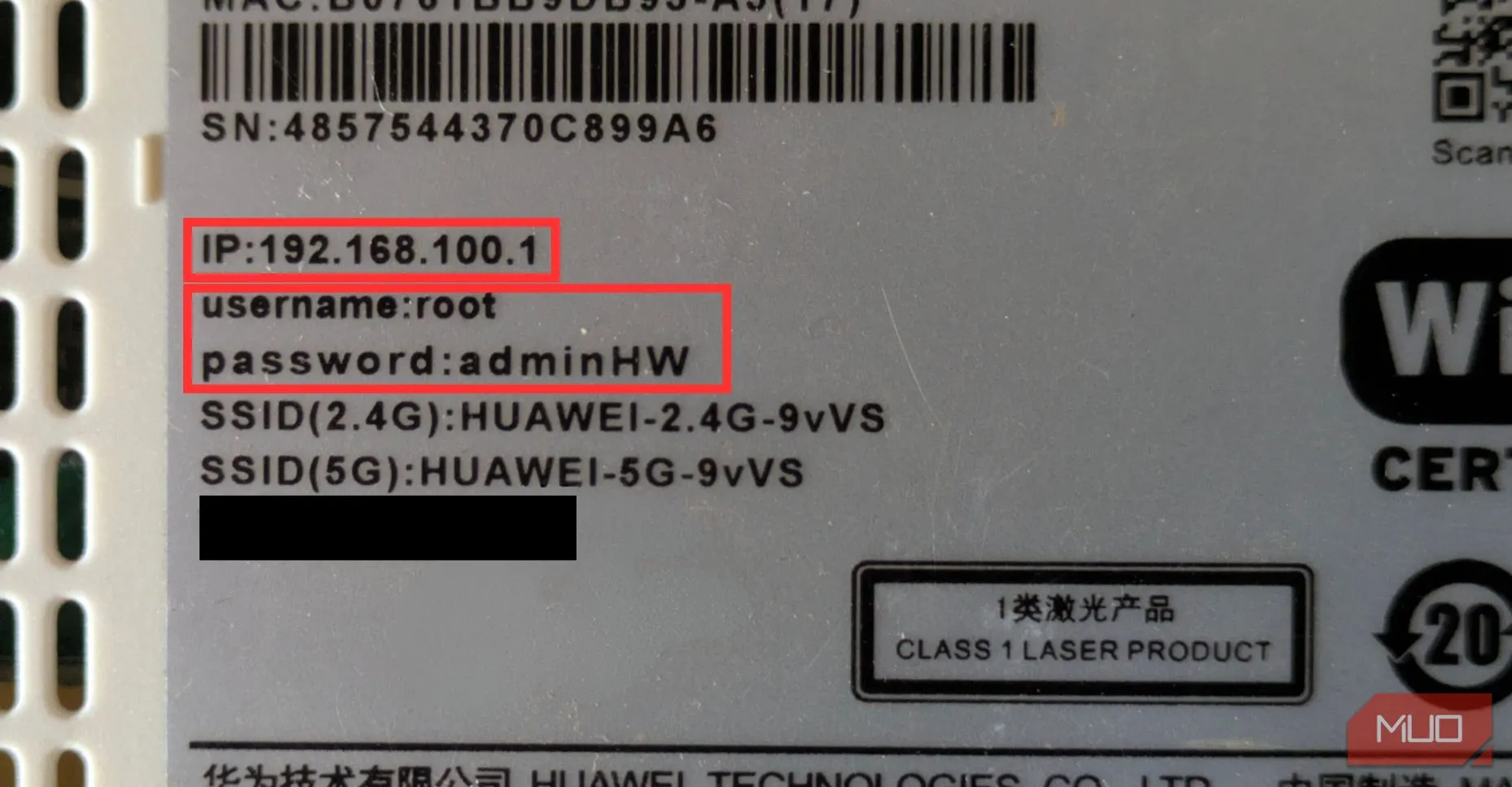 Thông tin đăng nhập router thường được dán ở mặt sau thiết bị