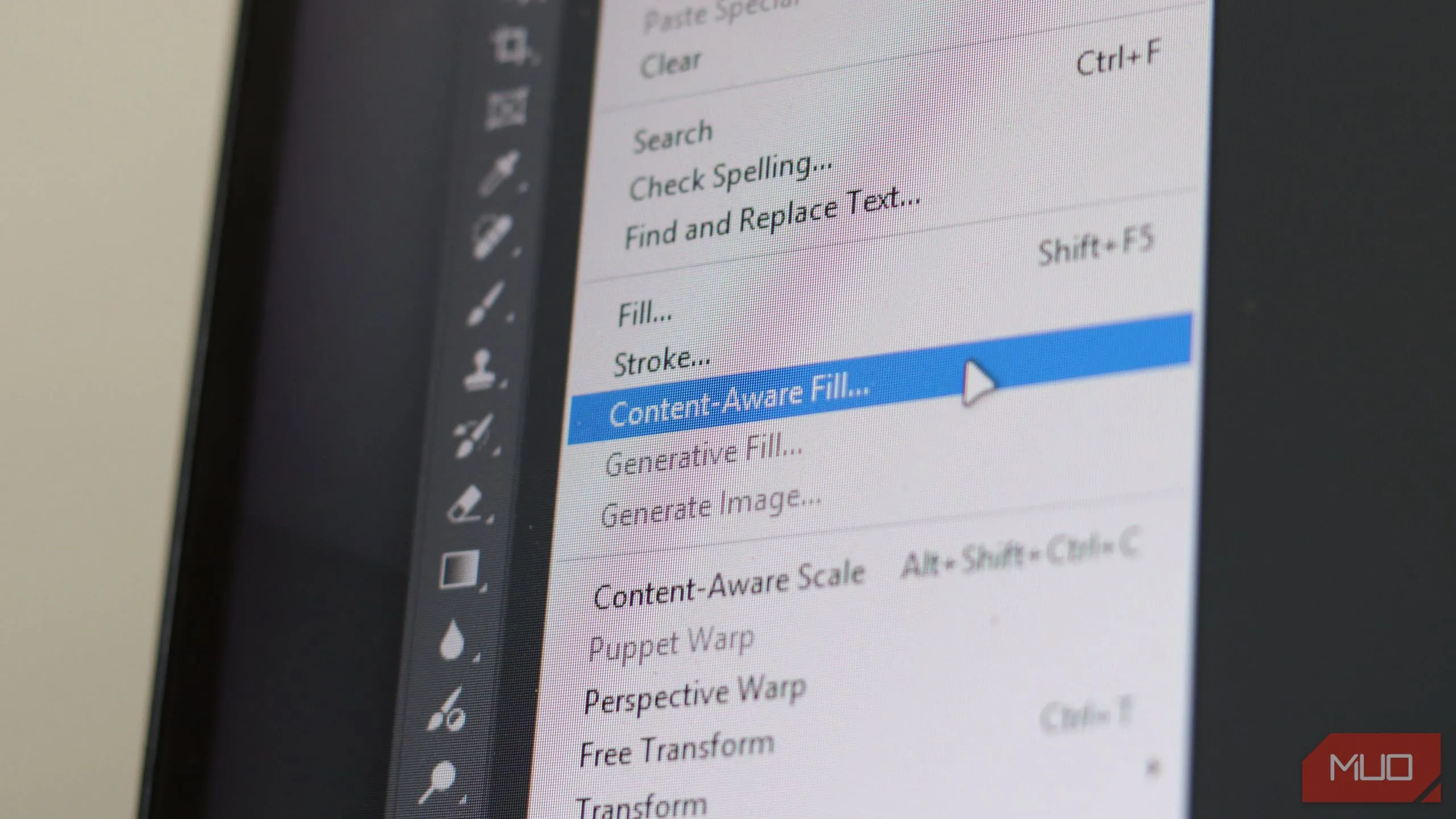 Tính năng Content-Aware Fill trong Photoshop đang loại bỏ vật thể khỏi ảnh một cách thông minh
