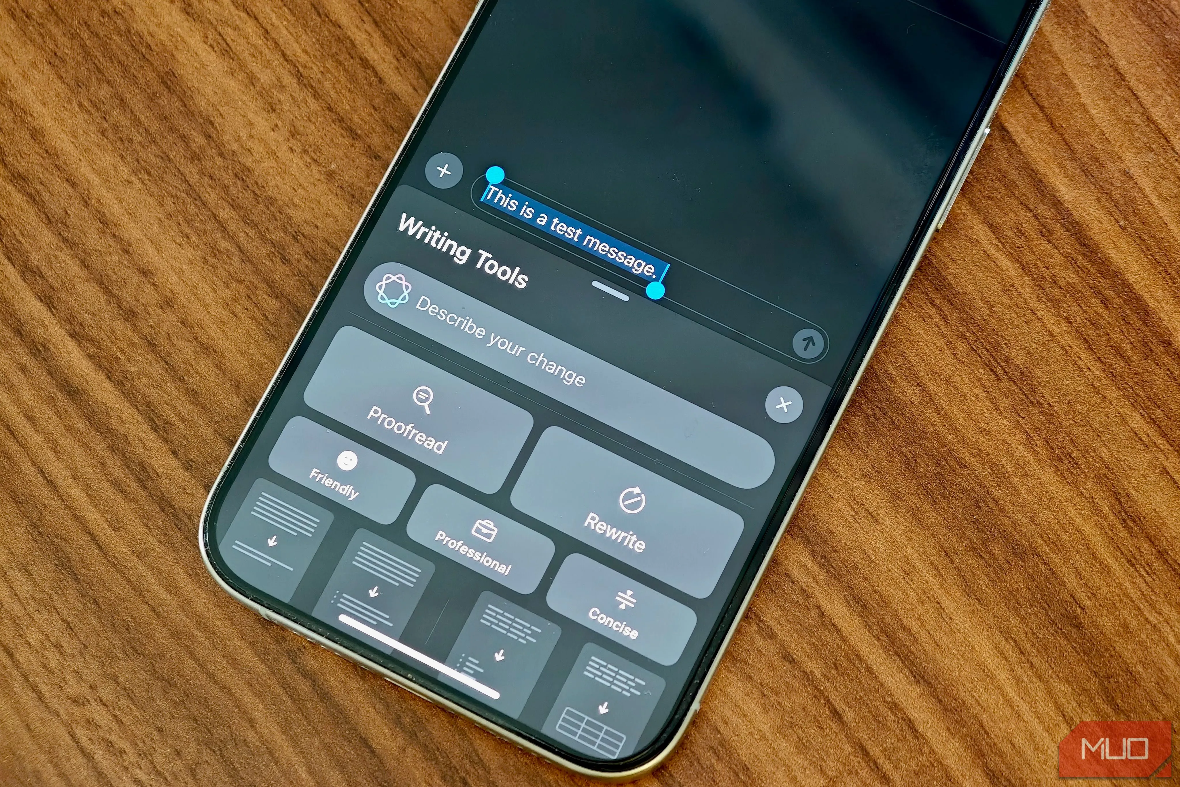 Tính năng Trợ lý Viết (Writing Assist) trên iPhone, đề xuất cải thiện văn bản bằng công nghệ AI.