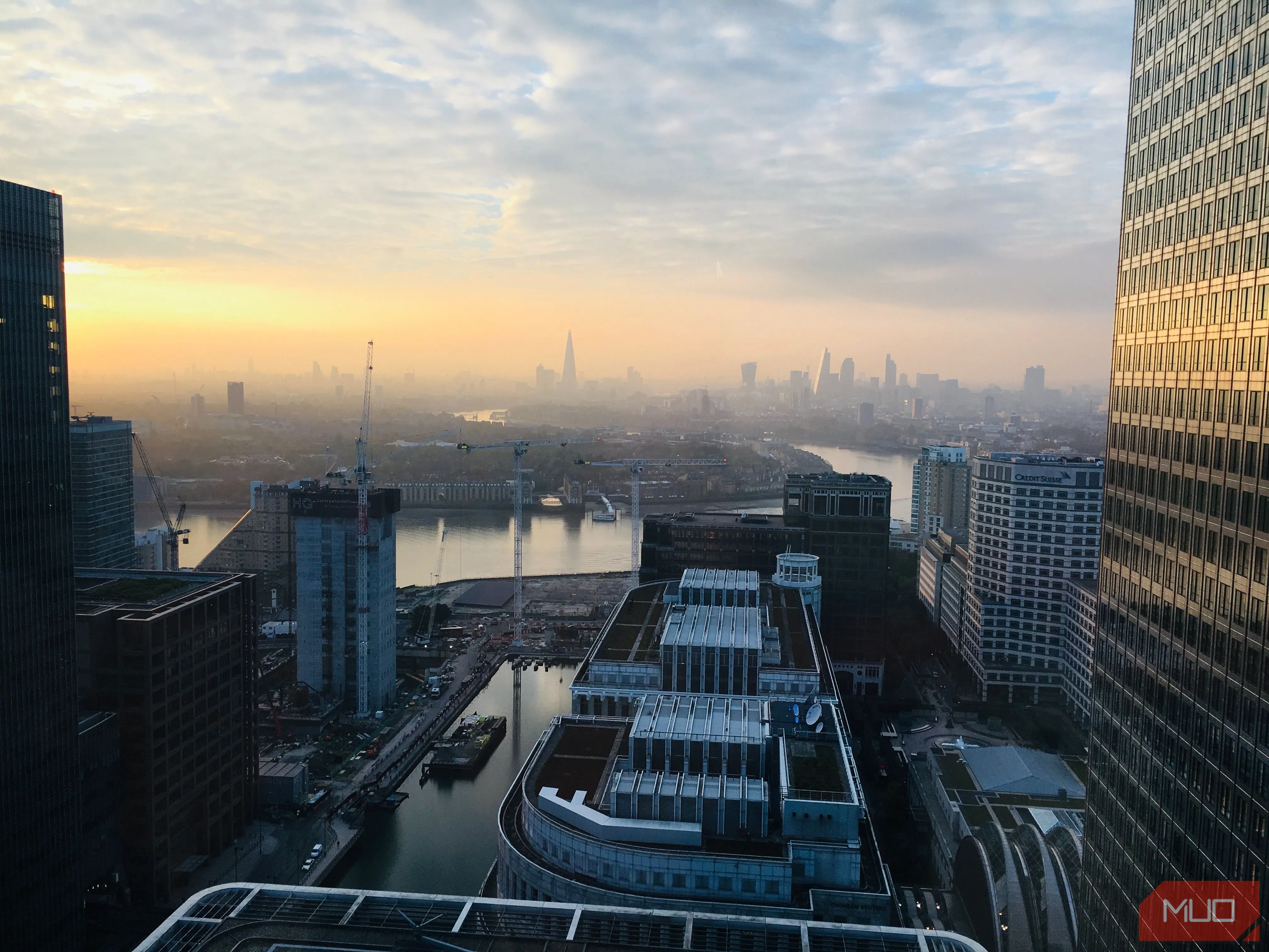 Toàn cảnh đường chân trời thành phố lúc hoàng hôn, cho thấy góc rộng khi chụp panorama