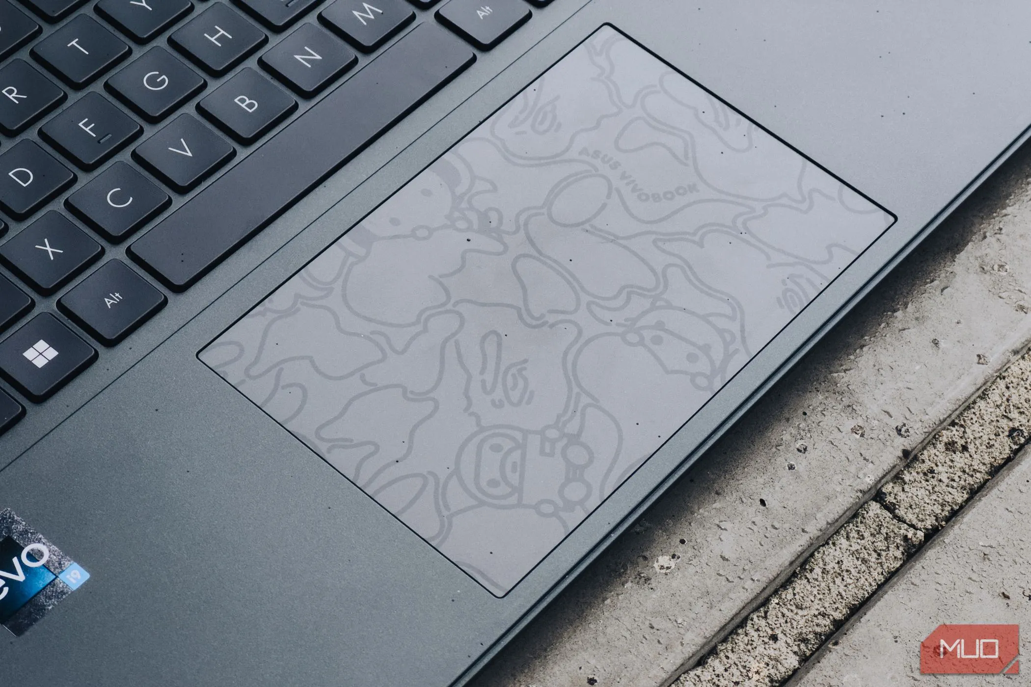 Trackpad haptic trên laptop ASUS Vivobook S 15 OLED